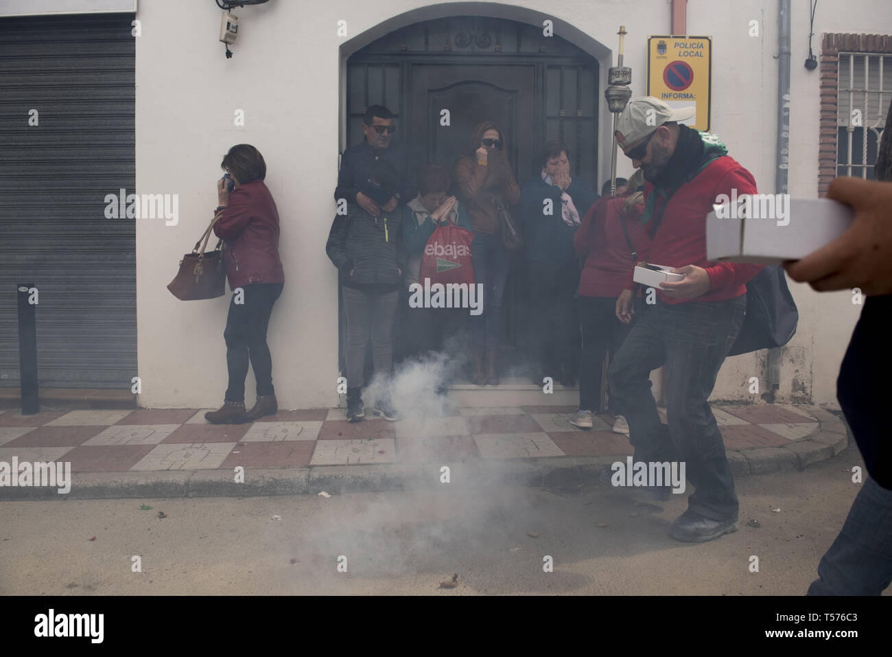 Cullar Vega, Granada, Spanien. 21 Apr, 2019. Die Gläubigen werden gesehen, um die böller in der Osterzeit Sonntag Prozession ausnutzen. Leute von Cullar Vega feiern sie mit Feuerwerkskörper der Ostersonntag, in diesem Jahr mehr als 150.000 Feuerwerkskörper während der Prozession der "NiÃ±o Jesus el Resucitado 'Credit geworfen wurden: Carlos Gil/SOPA Images/ZUMA Draht/Alamy leben Nachrichten Stockfoto