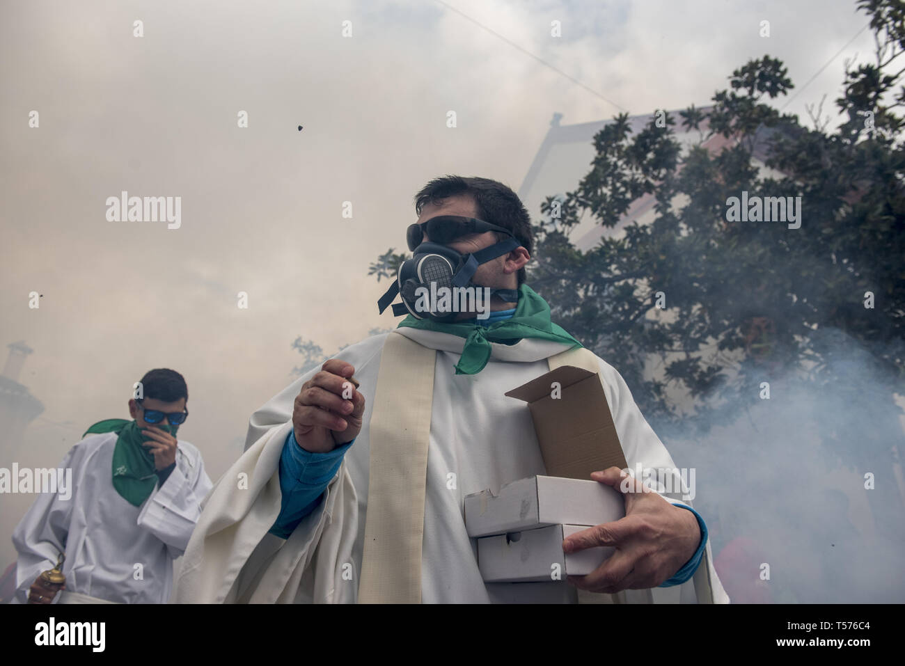 Cullar Vega, Granada, Spanien. 21 Apr, 2019. Ein Priester von Cullar Vega (Granada) gesehen wird, an das Werfen der Böller in der Osterzeit Sonntag Prozession. Leute von Cullar Vega mit Feuerwerkskörper der Ostersonntag feiern, in diesem Jahr mehr als 150.000 Feuerwerkskörper während der Prozession der "NiÃ±o Jesus el Resucitado 'Credit geworfen wurden: Carlos Gil/SOPA Images/ZUMA Draht/Alamy leben Nachrichten Stockfoto