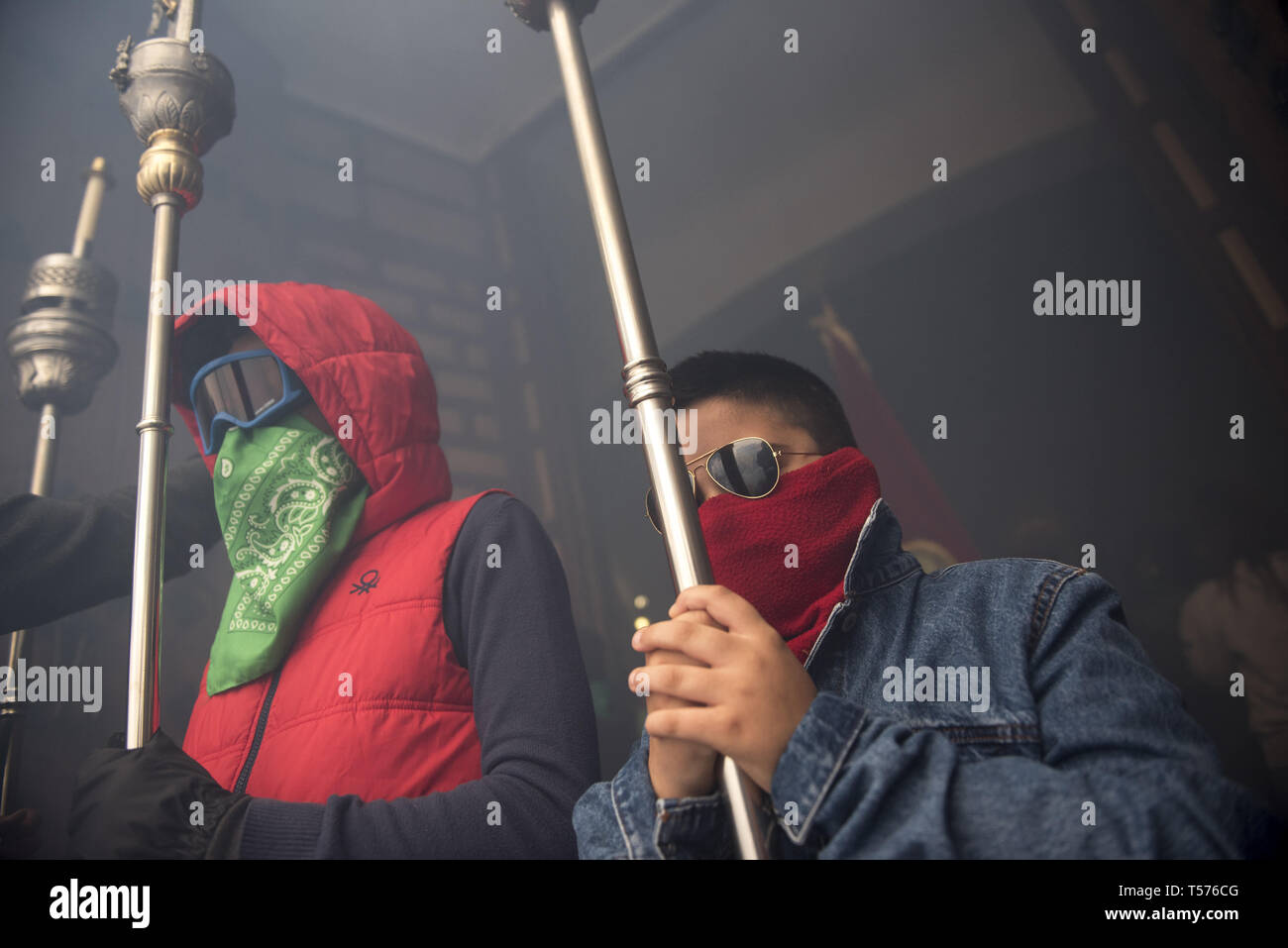 Cullar Vega, Granada, Spanien. 21 Apr, 2019. Ministranten sind während der Ostersonntag Prozession in Cullar Vega, Granada Cullar. die Leute von Vega gesehen mit Feuerwerkskörper der Ostersonntag feiern, in diesem Jahr mehr als 150.000 Feuerwerkskörper während der Prozession der "NiÃ±o Jesus el Resucitado 'Credit geworfen wurden: Carlos Gil/SOPA Images/ZUMA Draht/Alamy leben Nachrichten Stockfoto