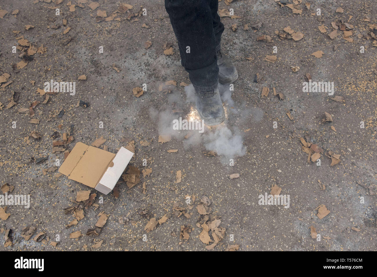 Cullar Vega, Granada, Spanien. 21 Apr, 2019. Ein Gläubiger gesehen Nutzung ein Feuerwerkskörper in der Osterzeit Sonntag Prozession. Leute von Cullar Vega mit Feuerwerkskörper der Ostersonntag feiern, in diesem Jahr mehr als 150.000 Feuerwerkskörper während der Prozession der "NiÃ±o Jesus el Resucitado 'Credit geworfen wurden: Carlos Gil/SOPA Images/ZUMA Draht/Alamy leben Nachrichten Stockfoto