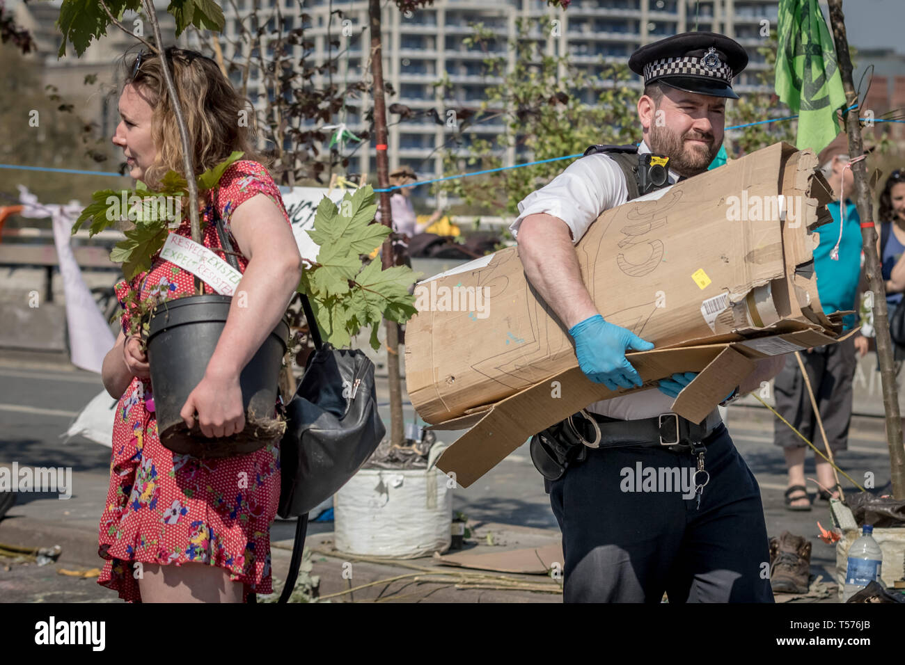 London, Großbritannien. 21. April 2019. Polizei zu brechen und klare Aussterben Rebellion Demonstranten Camp auf der Waterloo Bridge nehmen Pflanzen, Zelte und andere Lager Infrastruktur. Mehr als 1.000 Menschen haben sich während der sechs Tage der Klimawandel Protesten festgenommen worden. Hunderte von Polizisten aus anderen Kräfte haben in die Hauptstadt geschickt worden der Metropolitan Police zu helfen. Credit: Guy Corbishley/Alamy leben Nachrichten Stockfoto