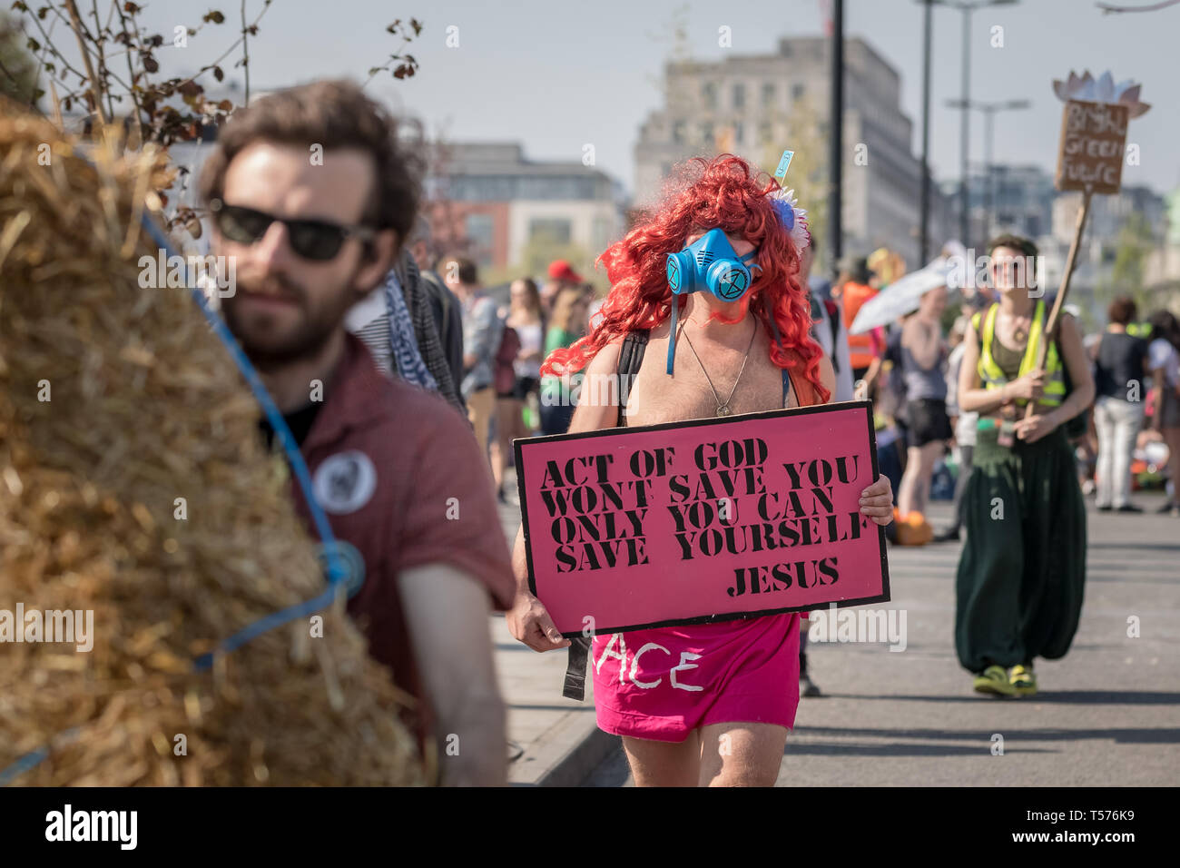 London, Großbritannien. 21. April 2019. Aussterben Rebellion Demonstranten besetzten freiwillig beginnen zu lassen, Waterloo Bridge nehmen Pflanzen, Zelte und andere Lager Infrastruktur. Mehr als 1.000 Menschen haben, die von der Polizei während der sechs Tage der Klimawandel Proteste festgenommen. Hunderte von Polizisten aus anderen Kräfte haben in die Hauptstadt geschickt worden der Metropolitan Police zu helfen. Credit: Guy Corbishley/Alamy leben Nachrichten Stockfoto