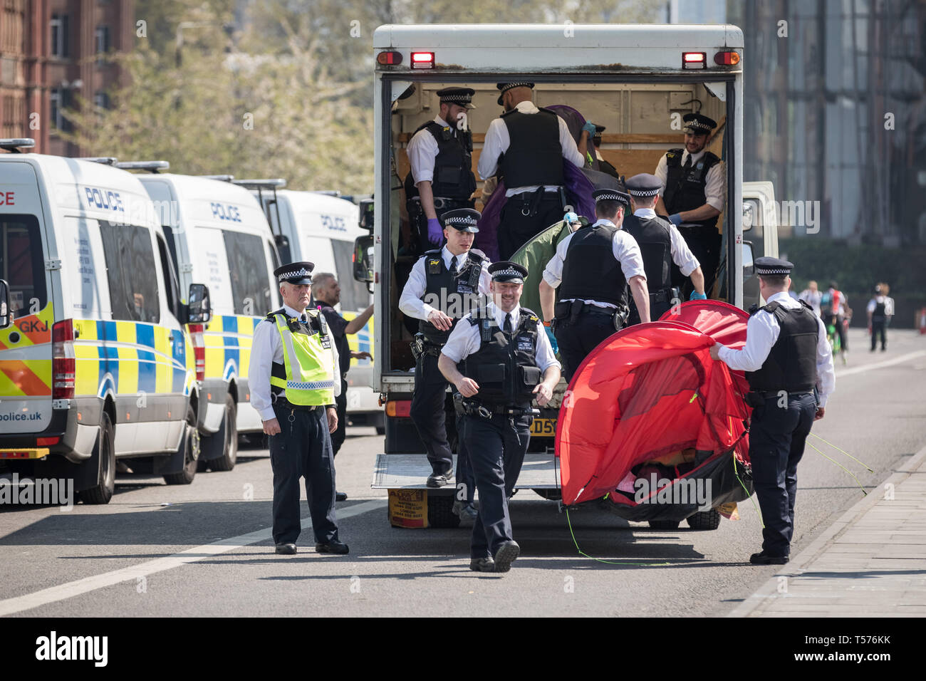 London, Großbritannien. 21. April 2019. Polizei zu brechen und klare Aussterben Rebellion Demonstranten Camp auf der Waterloo Bridge nehmen Pflanzen, Zelte und andere Lager Infrastruktur. Mehr als 1.000 Menschen haben sich während der sechs Tage der Klimawandel Protesten festgenommen worden. Hunderte von Polizisten aus anderen Kräfte haben in die Hauptstadt geschickt worden der Metropolitan Police zu helfen. Credit: Guy Corbishley/Alamy leben Nachrichten Stockfoto