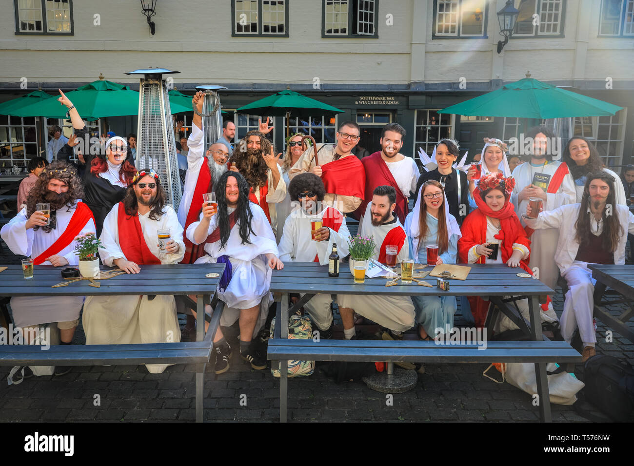 London, UK, 21. April 2019. Die Gruppe der Jesus "Inkarnationen" bei einer Ihrer ersten Stationen, wo das letzte Abendmahl ist ordnungsgemäß zu re-inacted mit einem Pint und Pub essen. Teilnehmer gekleidet, wie Jesus und anderen biblischen und verwandte Gestalten, komplett mit Ausklappbaren musikalische Kruzifix nehmen Sie Teil an diesem jährlichen Alternative pub Spaziergang entlang einer Strecke von biblisch Namens Pubs, Geld für einen wohltätigen Zweck. Credit: Imageplotter/Alamy leben Nachrichten Stockfoto