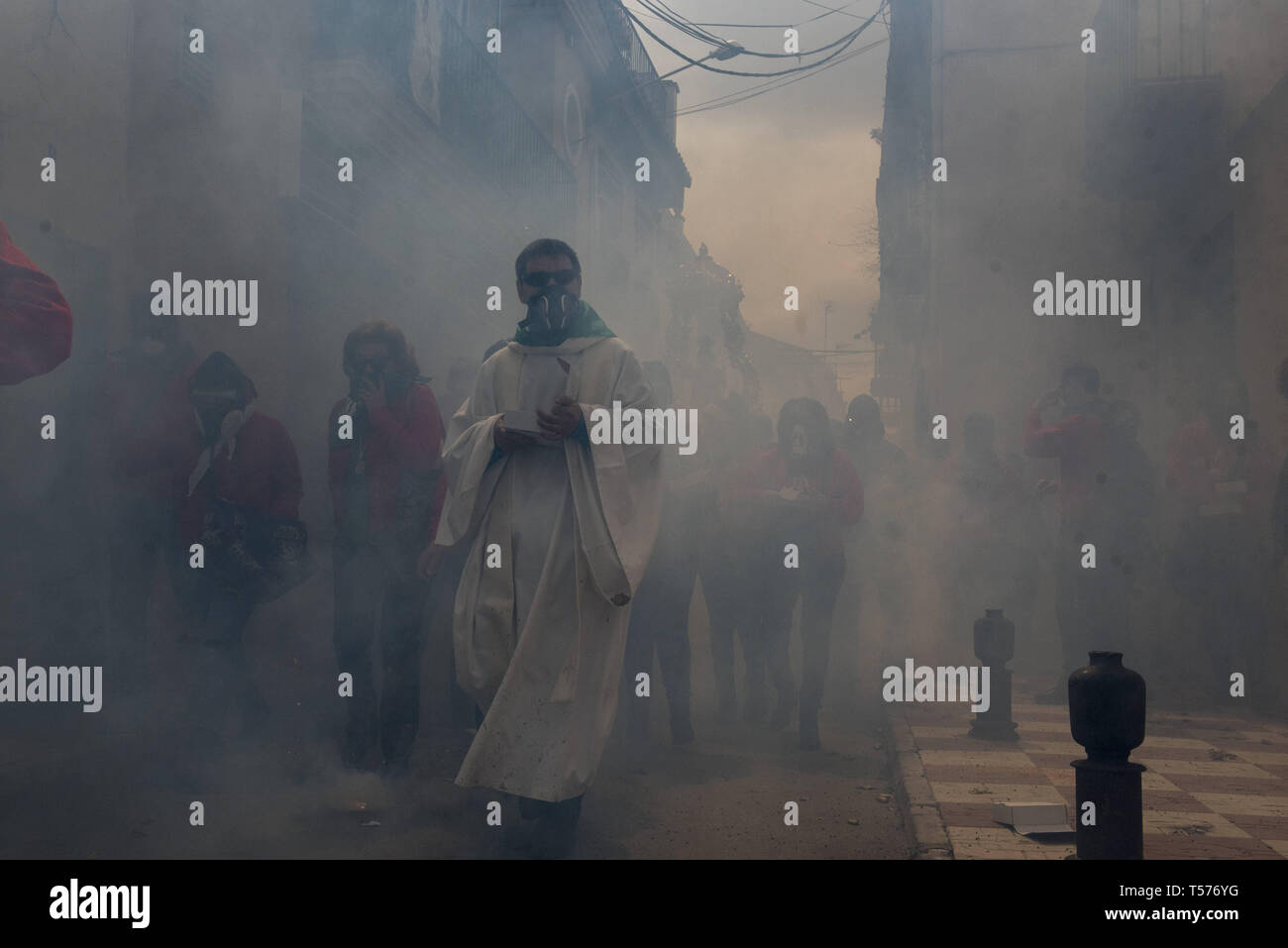 Cullar Vega, Granada, Spanien. 21 Apr, 2019. Der Ostersonntag Prozession in Rauch als christliche Gläubige feiern mit böller am Ostersonntag, in diesem Jahr mehr als 150.000 Feuerwerkskörper während der Prozession der "Nino Jesus el Resucitado 'Credit geworfen wurden: Carlos Gil/SOPA Images/ZUMA Draht/Alamy leben Nachrichten Stockfoto
