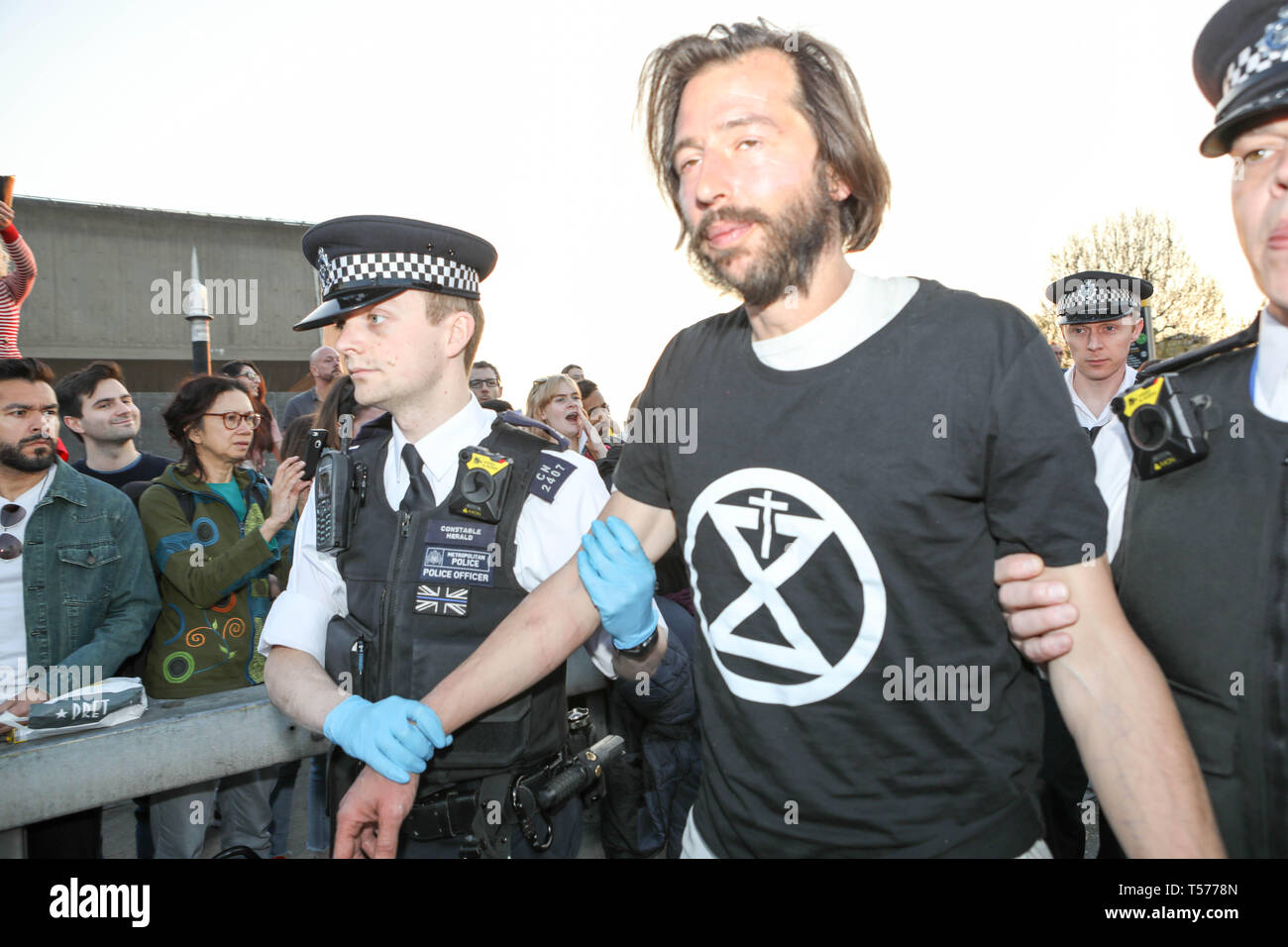 London, Großbritannien. 21. Apr 2019. Einen massiven Polizeieinsatz mit Massenverhaftungen von Umwelt Kampagne Gruppe Aussterben Rebellion von Waterloo Bridge. Credit: Penelope Barritt/Alamy leben Nachrichten Stockfoto