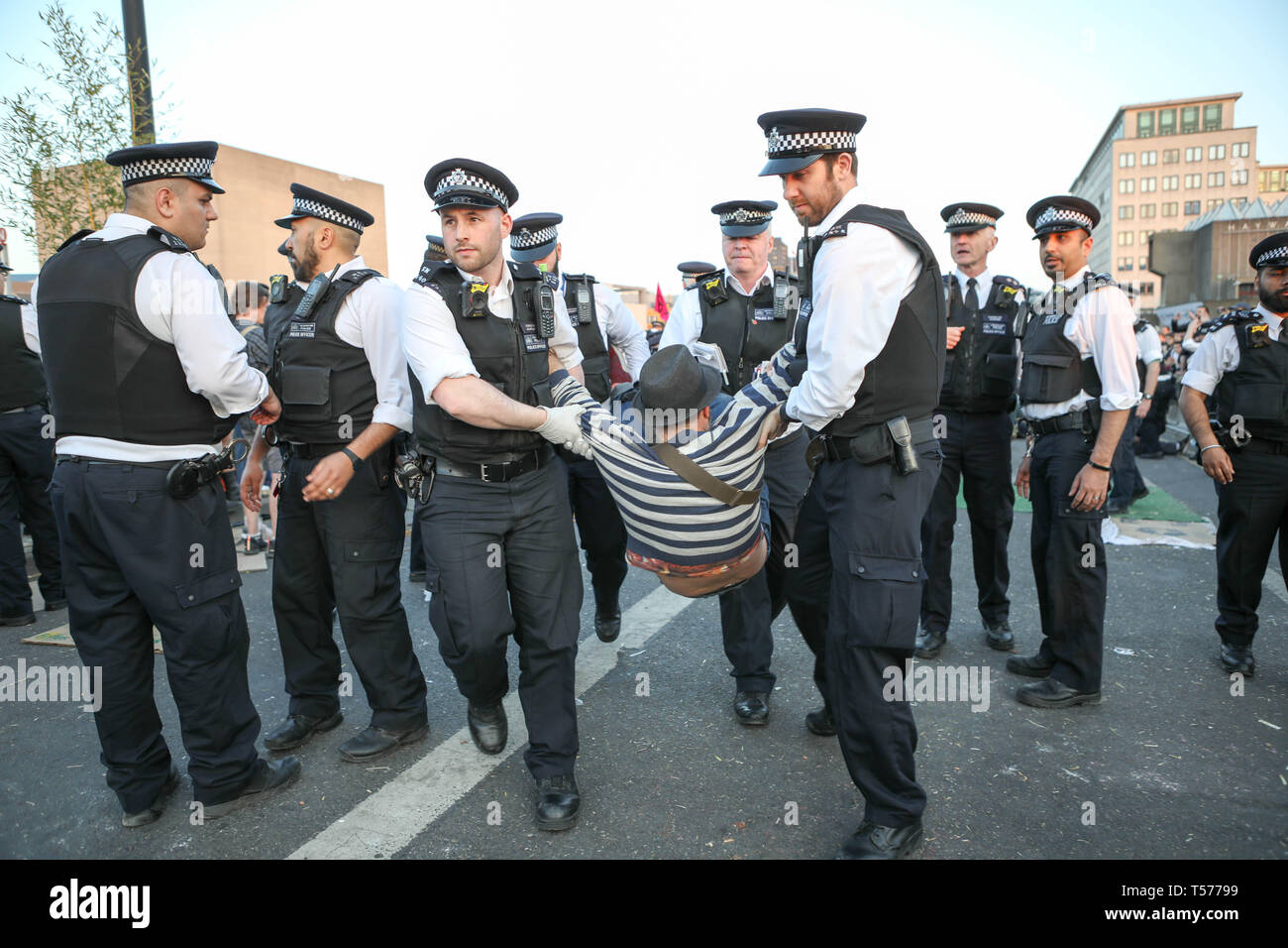 London, Großbritannien. 21. Apr 2019. Einen massiven Polizeieinsatz mit Massenverhaftungen von Umwelt Kampagne Gruppe Aussterben Rebellion von Waterloo Bridge. Credit: Penelope Barritt/Alamy leben Nachrichten Stockfoto