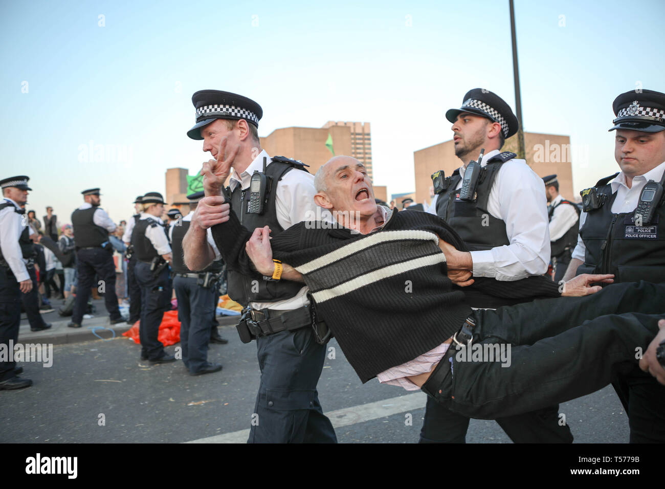 London, Großbritannien. 21. Apr 2019. Einen massiven Polizeieinsatz mit Massenverhaftungen von Umwelt Kampagne Gruppe Aussterben Rebellion von Waterloo Bridge. Credit: Penelope Barritt/Alamy leben Nachrichten Stockfoto