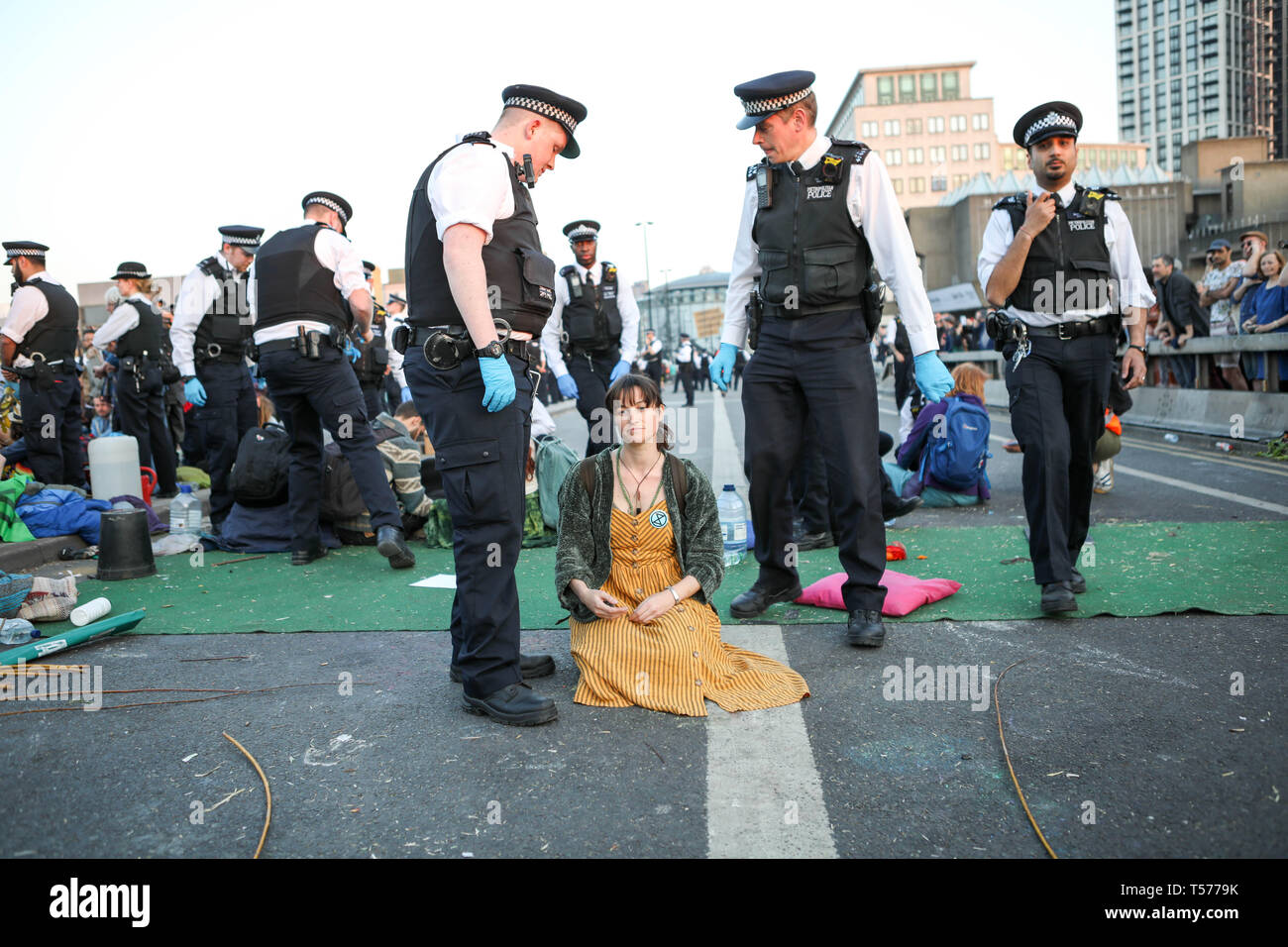 London, Großbritannien. 21. Apr 2019. Einen massiven Polizeieinsatz mit Massenverhaftungen von Umwelt Kampagne Gruppe Aussterben Rebellion von Waterloo Bridge. Credit: Penelope Barritt/Alamy leben Nachrichten Stockfoto