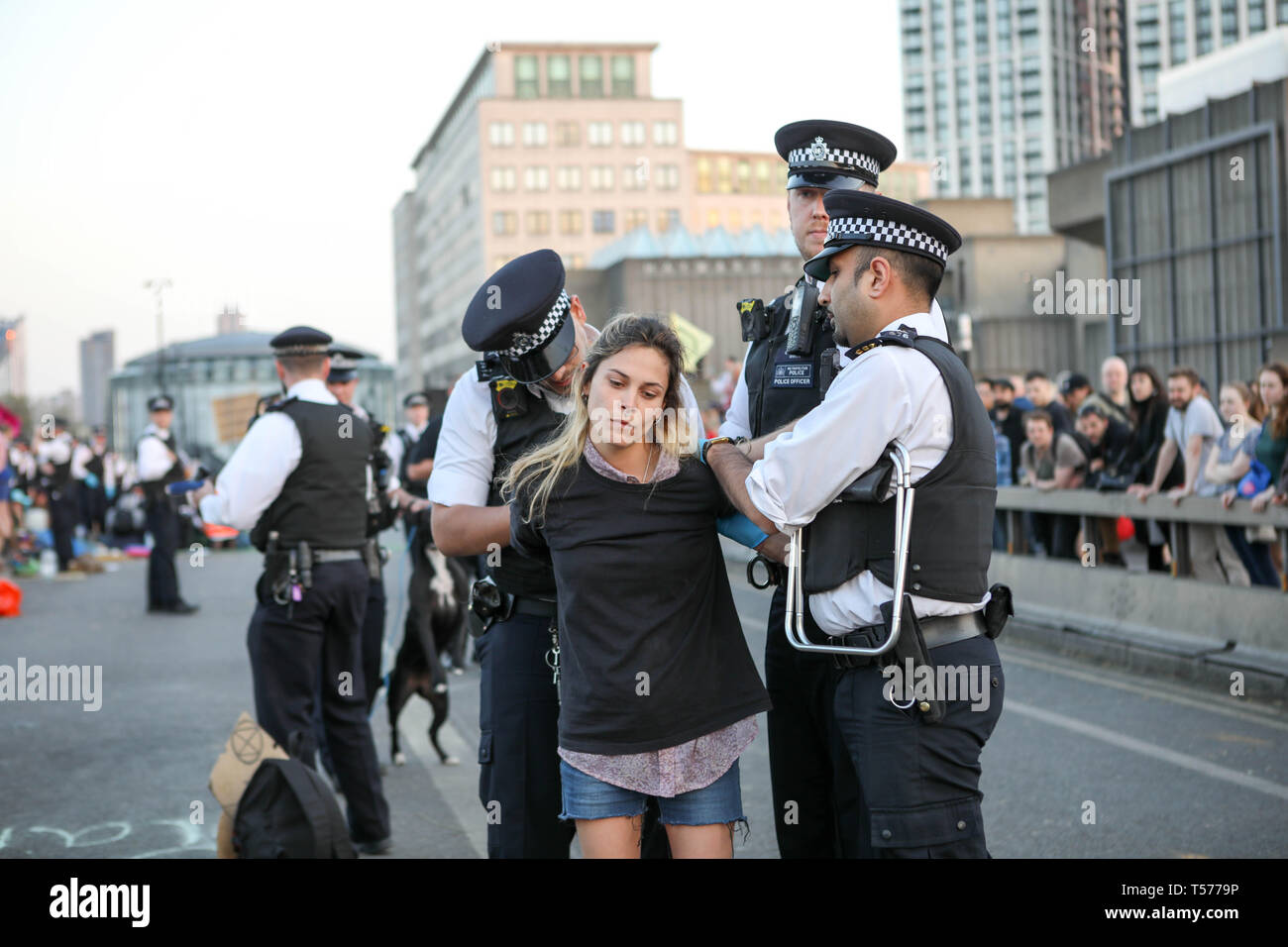 London, Großbritannien. 21. Apr 2019. Einen massiven Polizeieinsatz mit Massenverhaftungen von Umwelt Kampagne Gruppe Aussterben Rebellion von Waterloo Bridge. Credit: Penelope Barritt/Alamy leben Nachrichten Stockfoto