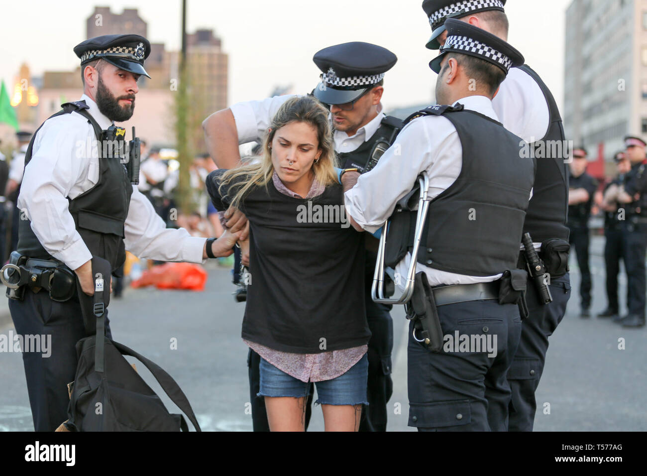 London, Großbritannien. 21. Apr 2019. Einen massiven Polizeieinsatz mit Massenverhaftungen von Umwelt Kampagne Gruppe Aussterben Rebellion von Waterloo Bridge. Credit: Penelope Barritt/Alamy leben Nachrichten Stockfoto