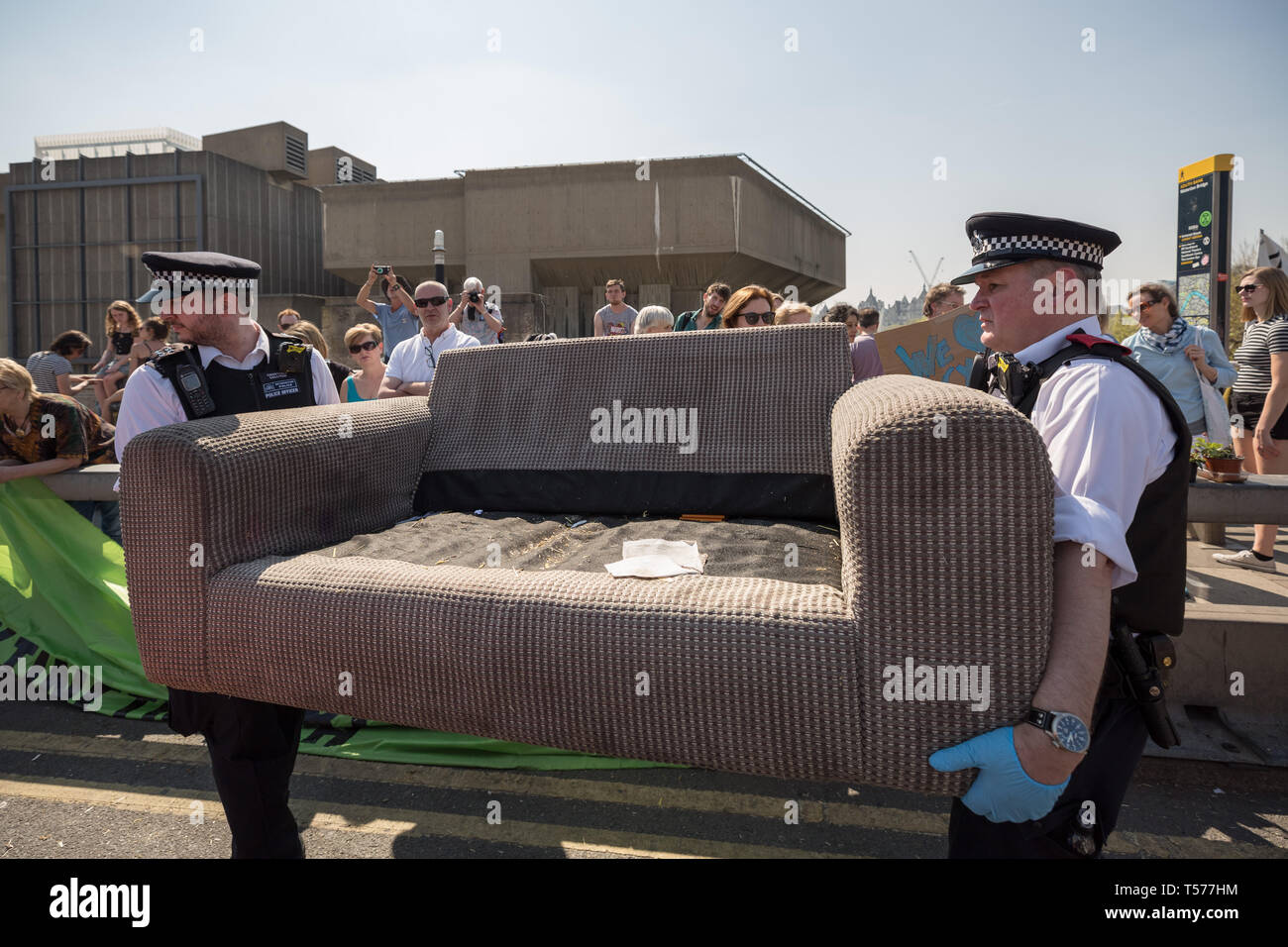 London, Großbritannien. 21. April 2019. Polizei zu brechen und klare Aussterben Rebellion Demonstranten Camp auf der Waterloo Bridge nehmen Pflanzen, Zelte und andere Lager Infrastruktur. Mehr als 1.000 Menschen haben sich während der sechs Tage der Klimawandel Protesten festgenommen worden. Hunderte von Polizisten aus anderen Kräfte haben in die Hauptstadt geschickt worden der Metropolitan Police zu helfen. Credit: Guy Corbishley/Alamy leben Nachrichten Stockfoto