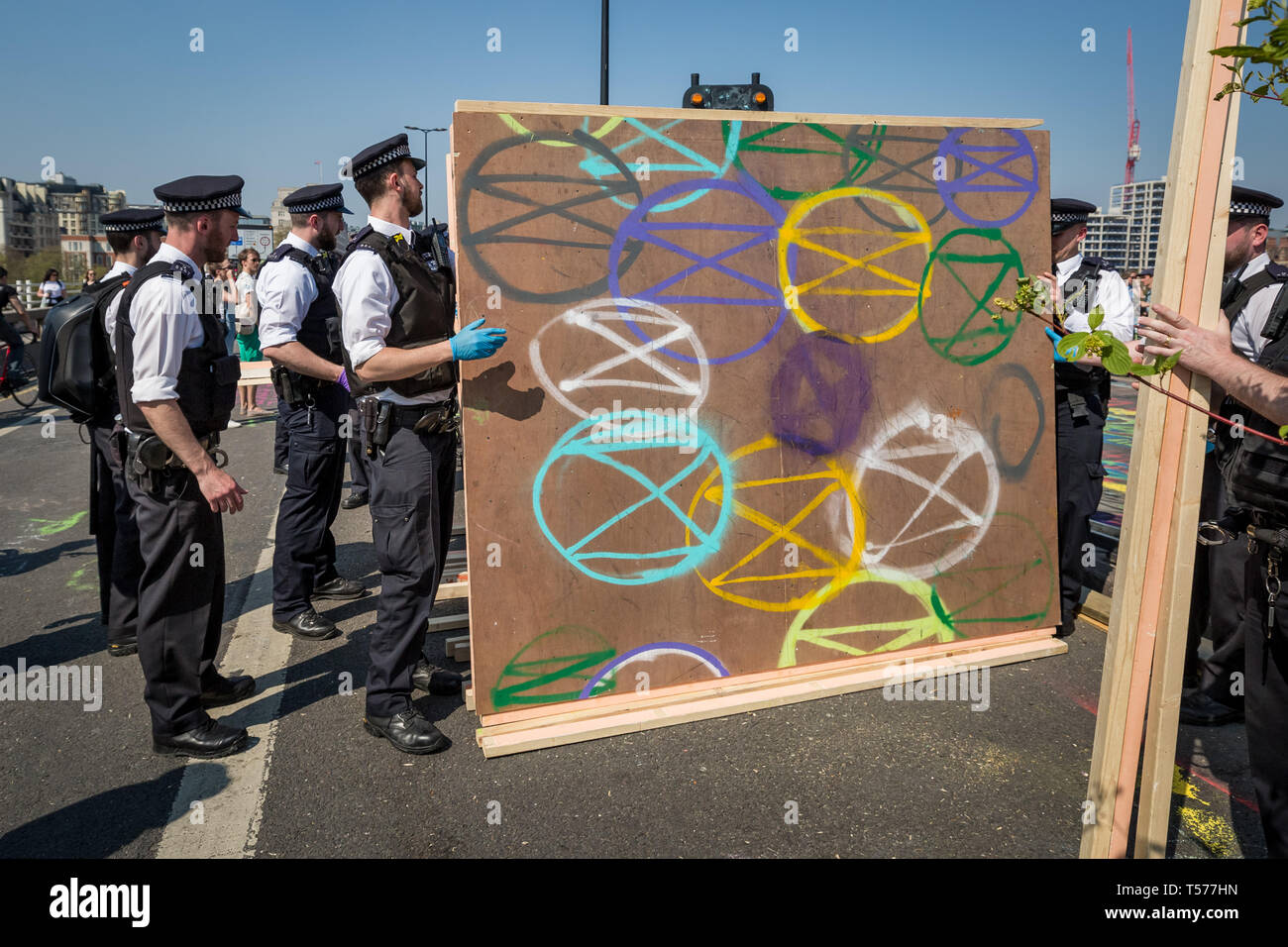 London, Großbritannien. 21. April 2019. Polizei zu brechen und klare Aussterben Rebellion Demonstranten Camp auf der Waterloo Bridge nehmen Pflanzen, Zelte und andere Lager Infrastruktur. Mehr als 1.000 Menschen haben sich während der sechs Tage der Klimawandel Protesten festgenommen worden. Hunderte von Polizisten aus anderen Kräfte haben in die Hauptstadt geschickt worden der Metropolitan Police zu helfen. Credit: Guy Corbishley/Alamy leben Nachrichten Stockfoto