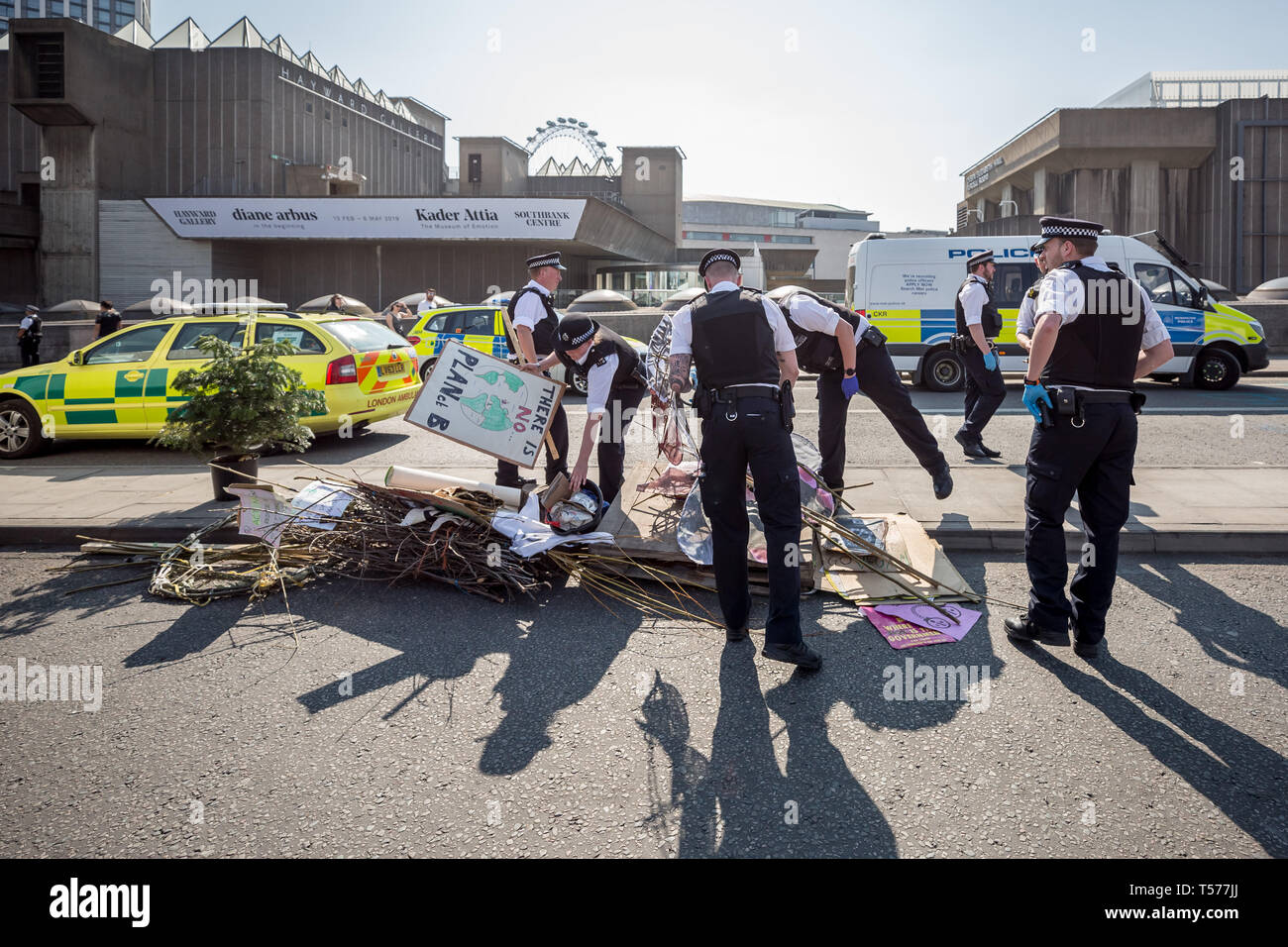 London, Großbritannien. 21. April 2019. Polizei zu brechen und klare Aussterben Rebellion Demonstranten Camp auf der Waterloo Bridge nehmen Pflanzen, Zelte und andere Lager Infrastruktur. Mehr als 1.000 Menschen haben sich während der sechs Tage der Klimawandel Protesten festgenommen worden. Hunderte von Polizisten aus anderen Kräfte haben in die Hauptstadt geschickt worden der Metropolitan Police zu helfen. Credit: Guy Corbishley/Alamy leben Nachrichten Stockfoto