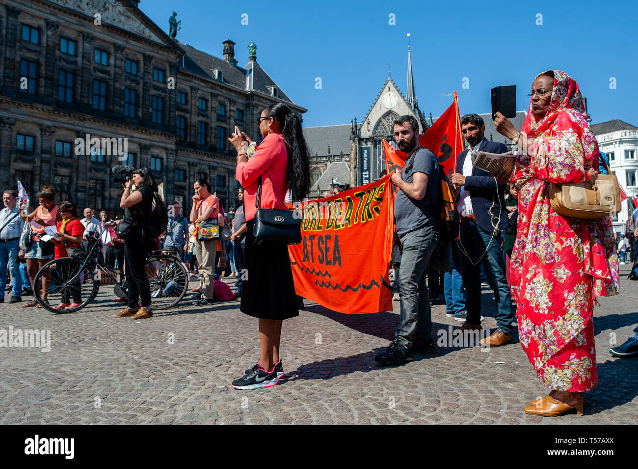 Amsterdam, Niederlande. 21 Apr, 2019. Die Menschen sind an der Dam Platz die Reden während des Protestes gesehen. Hunderte von Menschen rund um den Dam Platz versammelt die niederländische Regierung zu fordern, lassen Sie die Sea-Watch 3 (ein Schiff, dass Flüchtlinge Rettung im Mittelmeer wurde) weiterhin ihre Arbeit zu tun. Auch für Politiker in Amsterdam als Winterschutz zu öffnen und eine dauerhafte Notunterkünfte für undokumentierte Flüchtlinge und obdachlose Menschen. Credit: SOPA Images Limited/Alamy leben Nachrichten Stockfoto