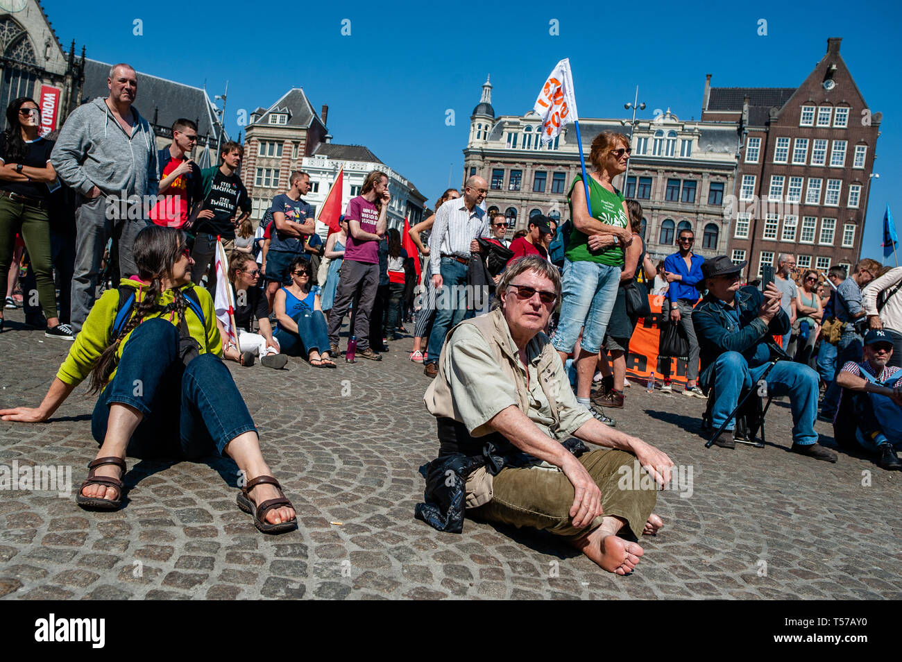 Amsterdam, Niederlande. 21 Apr, 2019. Die Menschen sind an der Dam Platz die Reden während des Protestes gesehen. Hunderte von Menschen rund um den Dam Platz versammelt die niederländische Regierung zu fordern, lassen Sie die Sea-Watch 3 (ein Schiff, dass Flüchtlinge Rettung im Mittelmeer wurde) weiterhin ihre Arbeit zu tun. Auch für Politiker in Amsterdam als Winterschutz zu öffnen und eine dauerhafte Notunterkünfte für undokumentierte Flüchtlinge und obdachlose Menschen. Credit: SOPA Images Limited/Alamy leben Nachrichten Stockfoto