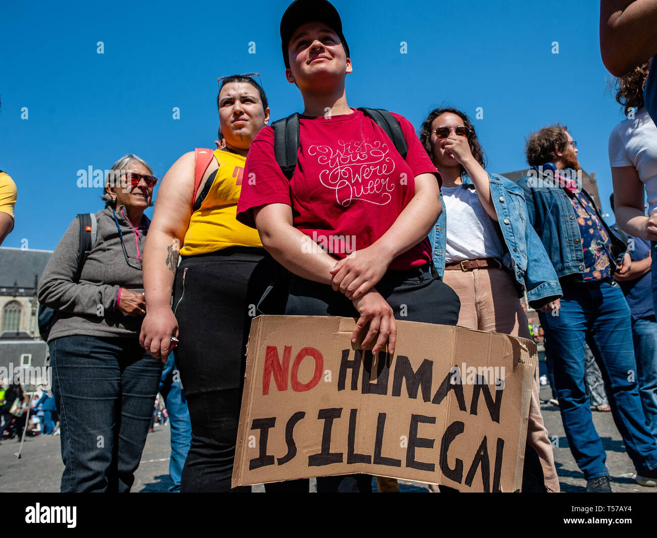 Amsterdam, Niederlande. 21 Apr, 2019. Eine Demonstrantin hält ein Plakat gesehen wird während der Demonstration. Hunderte von Menschen rund um den Dam Platz versammelt die niederländische Regierung zu fordern, lassen Sie die Sea-Watch 3 (ein Schiff, dass Flüchtlinge Rettung im Mittelmeer wurde) weiterhin ihre Arbeit zu tun. Auch für Politiker in Amsterdam als Winterschutz zu öffnen und eine dauerhafte Notunterkünfte für undokumentierte Flüchtlinge und obdachlose Menschen. Credit: SOPA Images Limited/Alamy leben Nachrichten Stockfoto