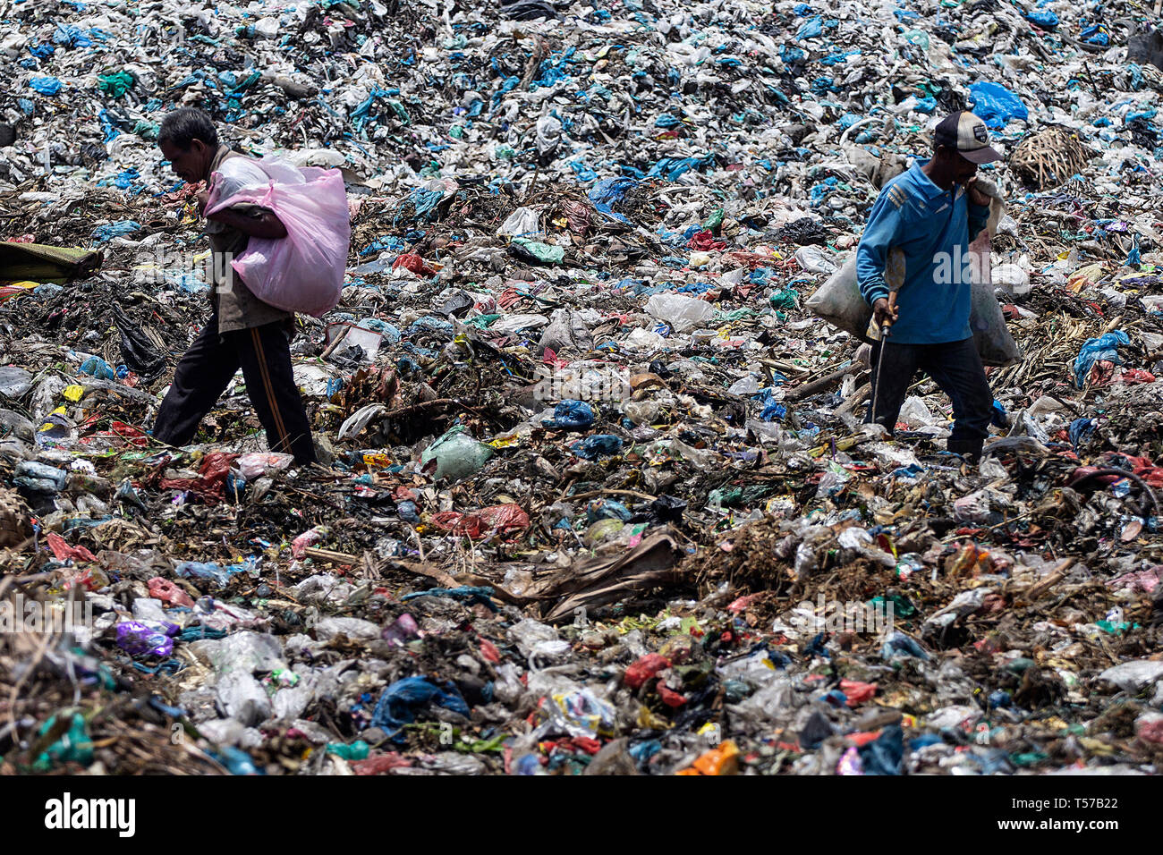 Radikalfänger gesehen auf der Suche nach Kunststoff Flasche Papierkorb auf  einer Müllkippe in Lhokseumawe, Provinz Aceh, Indonesien. Basierend auf  einer Studie von McKinsey und Co. und Ocean Conservancy, Indonesien ist die  Nummer