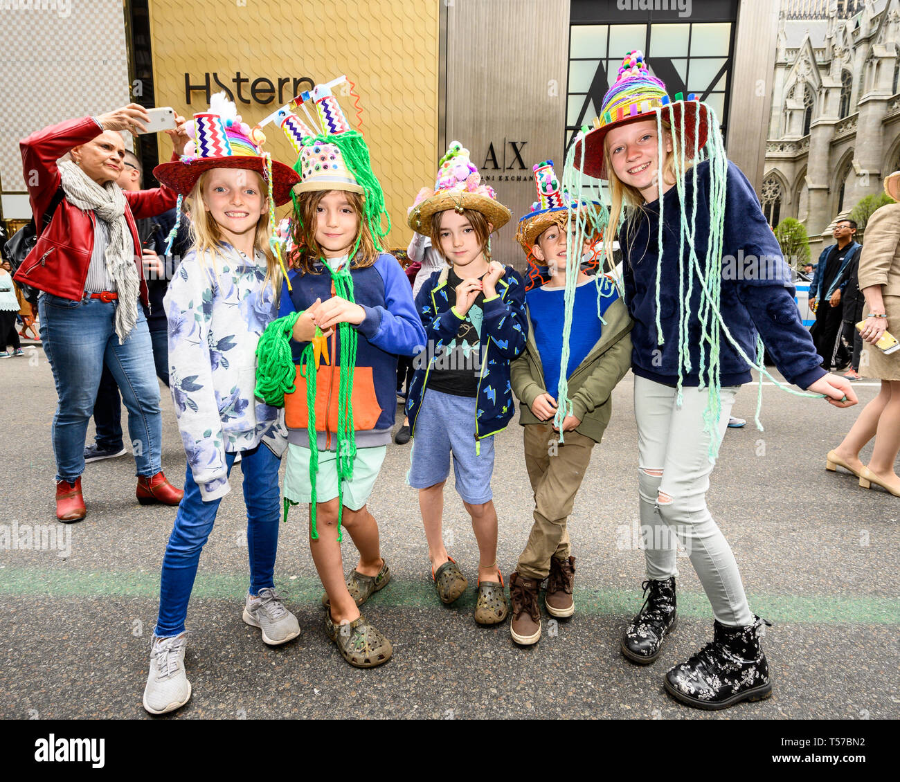 New York, Vereinigte Staaten. 21 Apr, 2019. Kinder mit fancy Hüte in der Osterzeit Motorhaube Parade auf der Fifth Avenue in Midtown Manhattan in New York City gesehen. Credit: SOPA Images Limited/Alamy leben Nachrichten Stockfoto