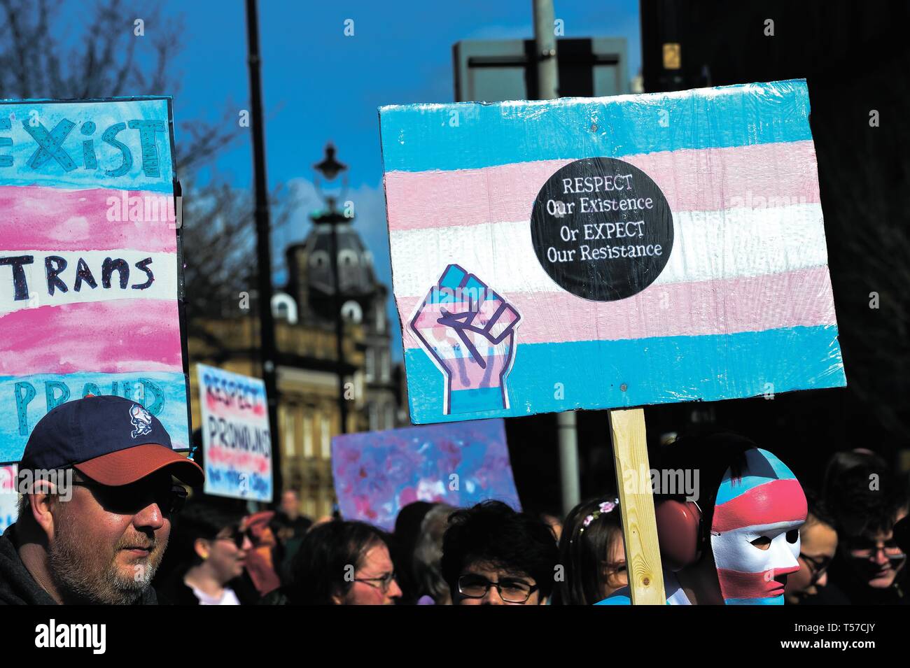 Dundee, Dundee, Großbritannien. 30 Mär, 2019. Teilnehmer Plakate im März. Hunderte von Mitgliedern der LGBT-Gemeinschaft marschierten durch Dundee im Rahmen der Transeuropäischen Stolz Schottland 2019. Credit: Stewart Kirby/SOPA Images/ZUMA Draht/Alamy leben Nachrichten Stockfoto