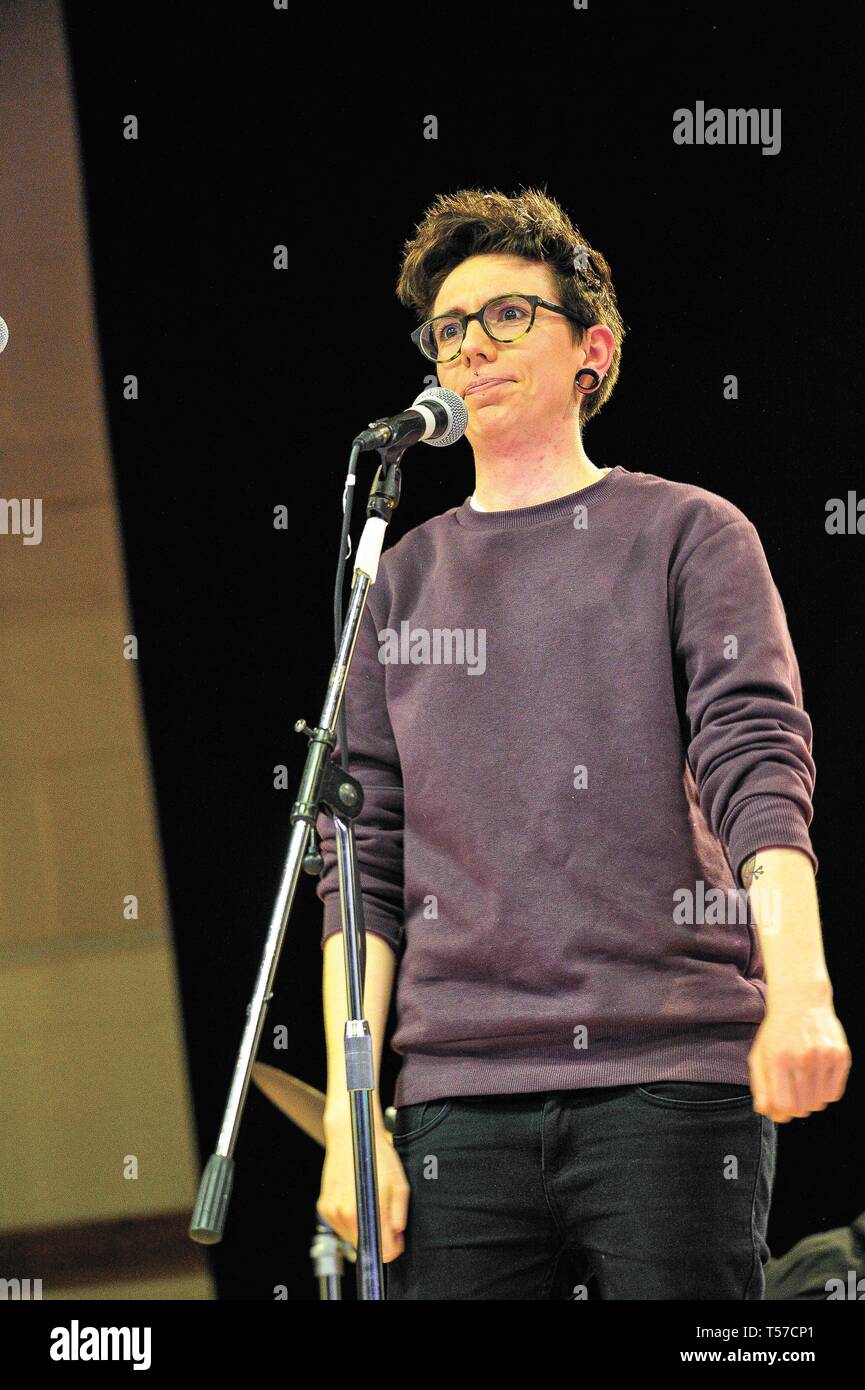 Dundee, Dundee, Großbritannien. 30 Mär, 2019. Ein dichter beobachtet, als er während der März. Hunderte von Mitgliedern der LGBT-Gemeinschaft durch Dundee im Rahmen der Transeuropäischen Stolz Schottland 2019 marschierten. Credit: Stewart Kirby/SOPA Images/ZUMA Draht/Alamy leben Nachrichten Stockfoto