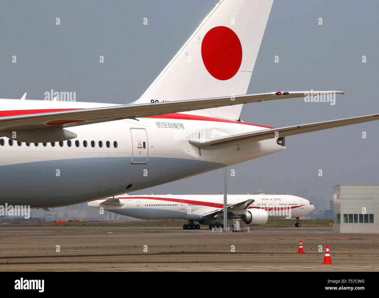 Tokio, Japan. 22 Apr, 2019. Japans neue Regierung Flugzeug Boeing 777 Durchführung von Premierminister Shinzo Abe und seine Frau Akie der Tokyo International Airport in Paris Blätter für einen 8-tägigen Besuch in Europäischen und Nordamerikanischen Ländern am Montag, den 22. April 2019. Abe wird Frankreich, Italien, Belgien, der Slowakei, Kanada und die Vereinigten Staaten reisen. Credit: Yoshio Tsunoda/LBA/Alamy leben Nachrichten Stockfoto