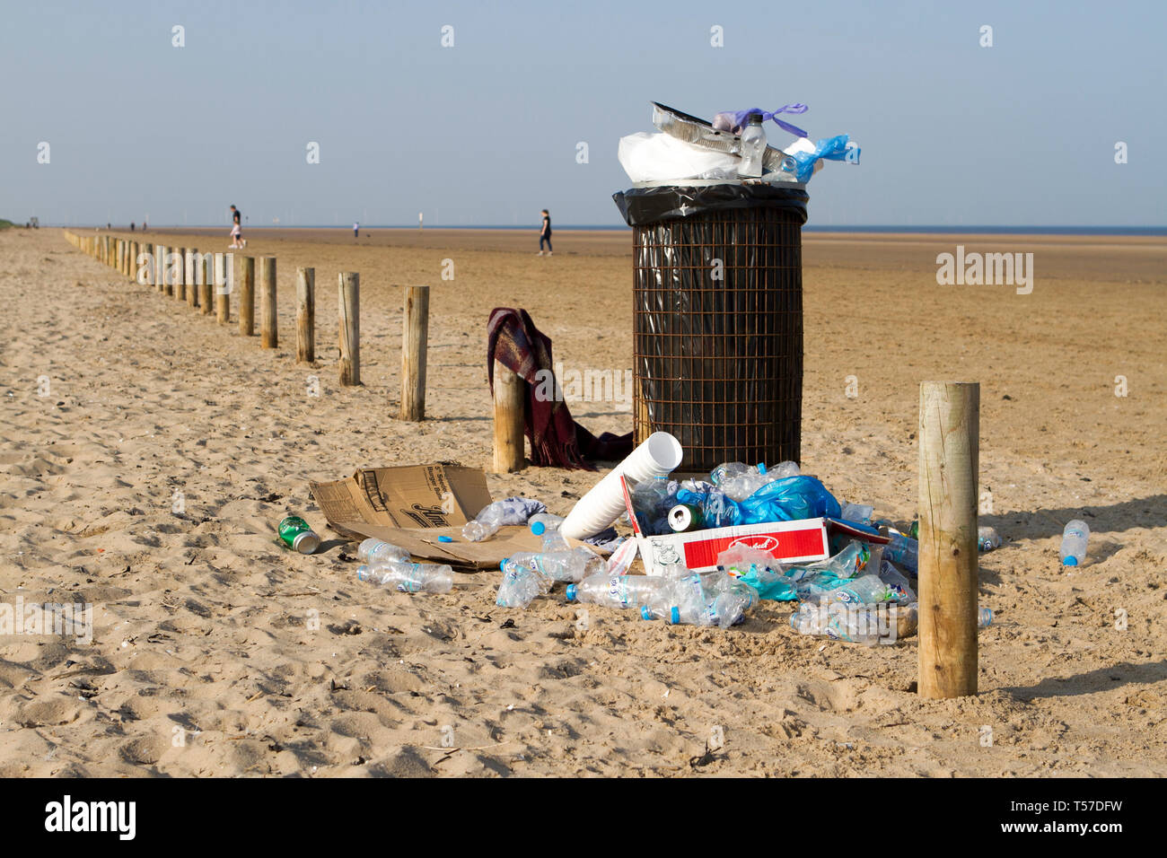 Southport, Merseyside, UK. 22. April 2019. Bank Holiday Beach Ablagerungen. Nach einem heißen und sonnigen Wochenende, Touristen und Urlauber ein Berg von Müll hinterlassen, allgemeine Müll und Abfall Kunststoff alle über den Strand in Southport, Merseyside gestreut. Menschen wurden von Windeln verwendet und leere Flaschen Alkohol als Sefton Rat versäumt, bevor neue Besucher zu den Seaside Resort ankamen zu reinigen. Credit: cernan Elias/Alamy leben Nachrichten Stockfoto