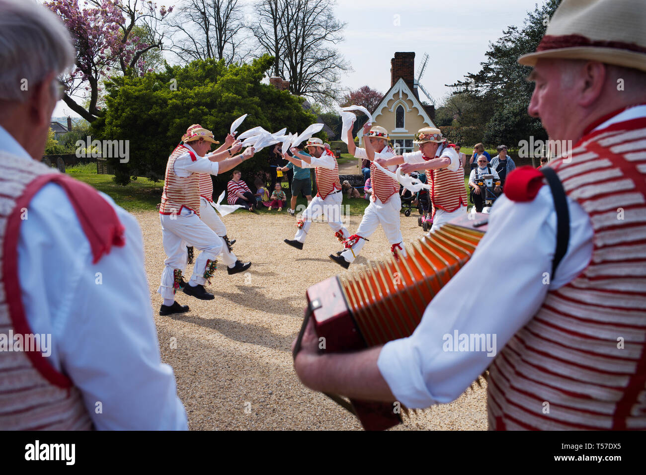 Thaxted Essex, England, Grossbritannien. 22 Apr, 2019. Schöne traditionelle Ostern Feiertag Montag Morris Tanzen in Thaxted Kirchhof. Thaxted Morris in Rot und Weiß zusammen mit Gast Seite Devils Dyke Morris Seite von Cambridgeshire die Menschenmenge im sopring Sonnenschein unterhalten. Credit: Brian Harris/Alamy leben Nachrichten Stockfoto