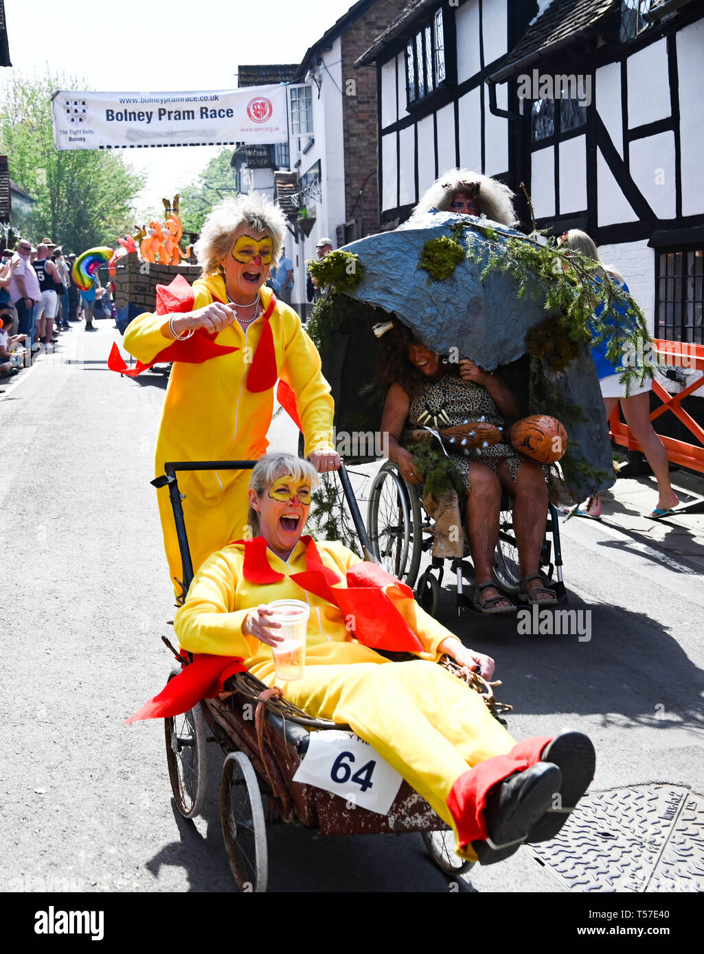 Bolney Sussex, UK. 22 Apr, 2019. Wettbewerber nehmen an den jährlichen Bolney Pram Rennen in heißen, sonnigen Wetter. Die jährliche Rennen beginnen und an den acht Glocken Pub im Dorf beenden jedes Ostern Feiertag Montag: Simon Dack/Alamy leben Nachrichten Stockfoto