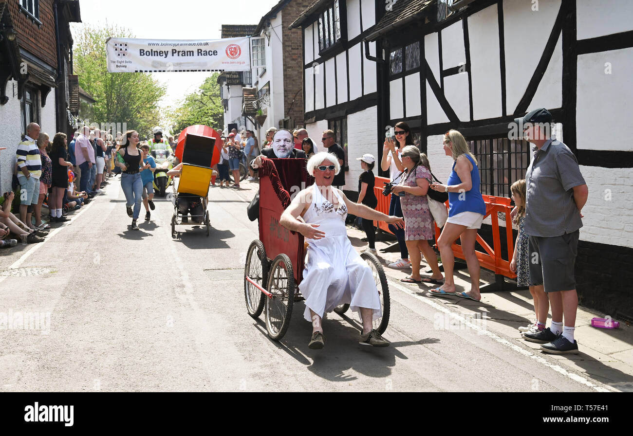 Bolney Sussex, UK. 22 Apr, 2019. Wettbewerber nehmen an den jährlichen Bolney Pram Rennen in heißen, sonnigen Wetter. Die jährliche Rennen beginnen und an den acht Glocken Pub im Dorf beenden jedes Ostern Feiertag Montag: Simon Dack/Alamy leben Nachrichten Stockfoto