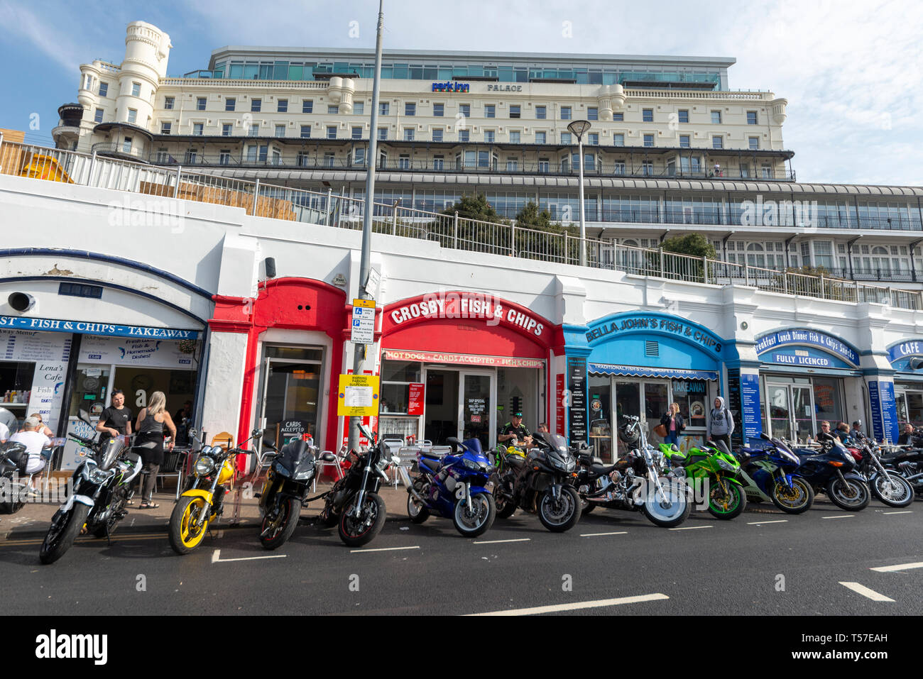 Die outhend Shakedown" war für viele Jahre eine regelmäßige Ostern Feiertag Montag Versammlung an der Küste zieht viele Tausende Motorräder für ihre erste große Fahrt-out des Jahres - daher der hakedown'. Offizielle Veranstaltungen beendete eine Anzahl von Jahren zuvor wegen Kosten Obwohl inoffizielle Zusammenkünfte fortgesetzt hatte, manchmal trotz der Versuche, sie zu stoppen. Eine neue freiwillige Mannschaft haben den Helm für 2019 in der Hoffnung auf eine neue Ära für die Veranstaltung - Southend Shakedown Auferstehung beginnen. Reihe von Motorrädern, die außerhalb der Pier Cafés Bögen. Park Inn Hotel Palace oben Stockfoto