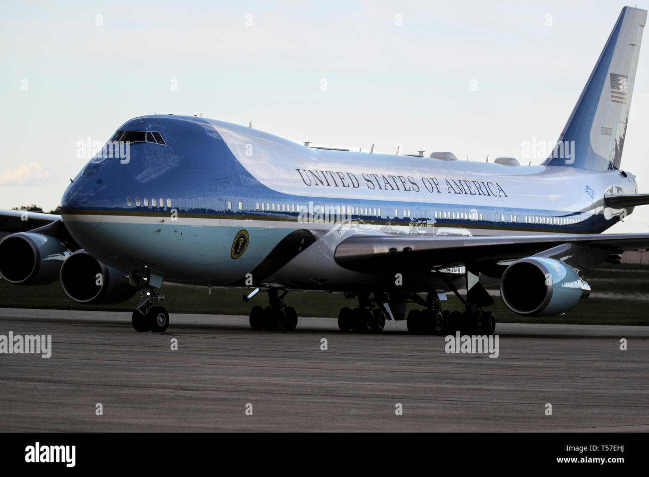 Air Force One, mit dem Präsidenten der Vereinigten Staaten Donald J. Trumpf an Bord, landet bei Joint Base Andrews, Maryland, wie er vom Mar-a Lago in Palm Beach, Florida, am 21. April 2019. Credit: Oliver Contreras/Pool über CNP/MediaPunch Stockfoto
