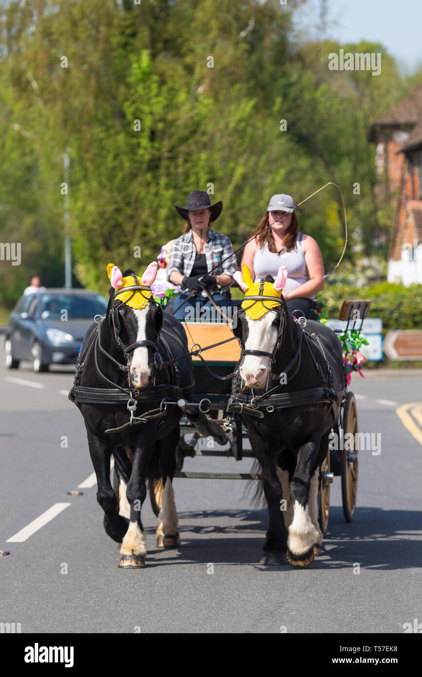 Ashford, Kent, Großbritannien. 22 Apr, 2019. Ostern feiern kommen zu dem Dorf Hamstreet in der Nähe von Ashford, Kent als Kutsche nimmt Kinder und Erwachsene für eine Fahrt rund um das Dorf. Temperaturen über 22°C sind für den Nachmittag erwartet. © Paul Lawrenson 2019, Foto: Paul Lawrenson/Alamy leben Nachrichten Stockfoto