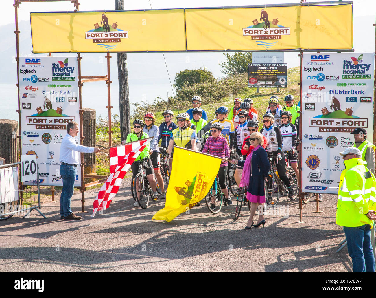 Crosshaven, County Cork, Irland. 22. April 2019. /Declan Daly, Ulster Bank und Teresa Dineen, Lion Club fertig, die Fahrer am Start der Festung 2 Fort Liebe Zyklus im Camden Fort Meagher Crosshaven Co.Cork zu starten. Der Zyklus ist, um zu helfen, Kapital für die Barmherzigkeit University Hospital Foundation, vier Cork City und County Lions Clubs und Camden Fort Meagher Wiederherstellung erhöhen. Quelle: David Creedon/Alamy leben Nachrichten Stockfoto