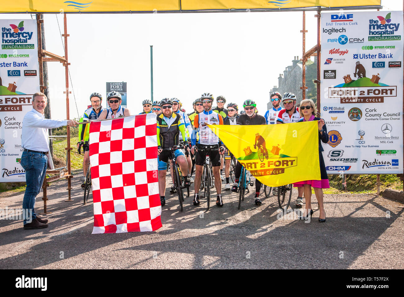 Crosshaven, County Cork, Irland. 22. April 2019. /Declan Daly, Ulster Bank und Teresa Dineen, Lion Club fertig, die Fahrer am Start der Festung 2 Fort Liebe Zyklus im Camden Fort Meagher Crosshaven Co.Cork zu starten. Der Zyklus ist, um zu helfen, Kapital für die Barmherzigkeit University Hospital Foundation, vier Cork City und County Lions Clubs und Camden Fort Meagher Wiederherstellung erhöhen. Quelle: David Creedon/Alamy leben Nachrichten Stockfoto