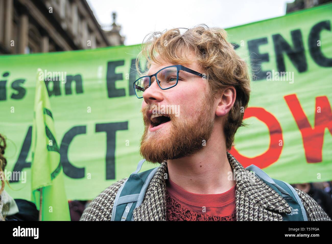 Eine Demonstrantin Parolen während der Demonstration. Aussterben Rebellion hielt eine Sperrung von Edinburgh North Bridge als Teil einer internationalen Bewegung. Polizei Schottland rund 30 Festnahmen im Laufe des Tages als Ergebnis. Hunderte von Klimawandel Demonstranten wollen die Regierung einen Notruf über die steigende Rate der Klimawandel zu erklären. Stockfoto