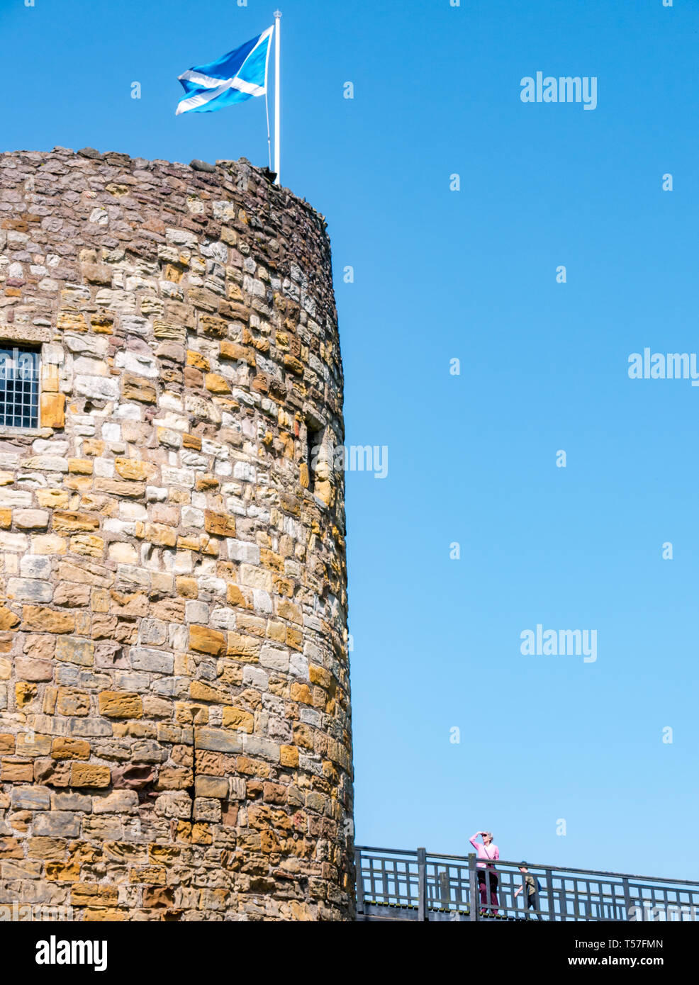 Dirleton Castle, East Lothian, Schottland, Vereinigtes Königreich, 22. April20-19. UK Wetter: Einen warmen sonnigen Tag mit klaren blauen Himmel bei der Burgruine Turm mit Menschen auf der Brücke Eingang Stockfoto