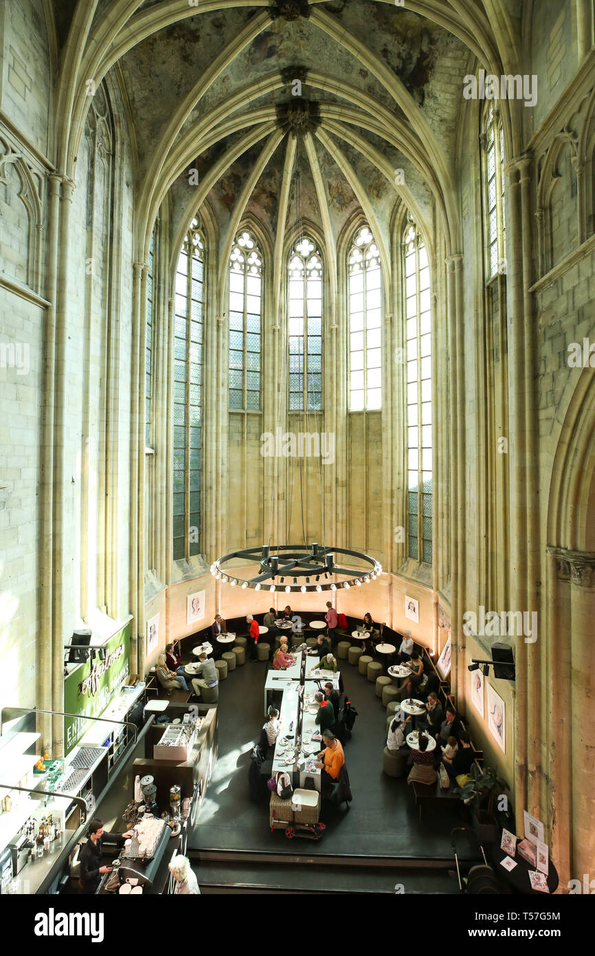 Brüssel. 16 Apr, 2019. Foto am 16. April 2019 zeigt der Kaffee, der Dominikanischen Buchhandlung in Maastricht, Niederlande. Die Buchhandlung wurde in die dominikanische Kirche, einer ehemaligen gotischen Kirche mit einer Geschichte von über 800 Jahren gebaut. Es unterhält architektonische Struktur der Kirche und Design und fordert den zeitgenössischen Element moderner Buchhandlung. Bekannt als "Buchhandlung im Himmel', Dominikanische Buchhandlung gemacht lockte viele Besucher aus der ganzen Welt. Credit: Zhang Cheng/Xinhua/Alamy leben Nachrichten Stockfoto