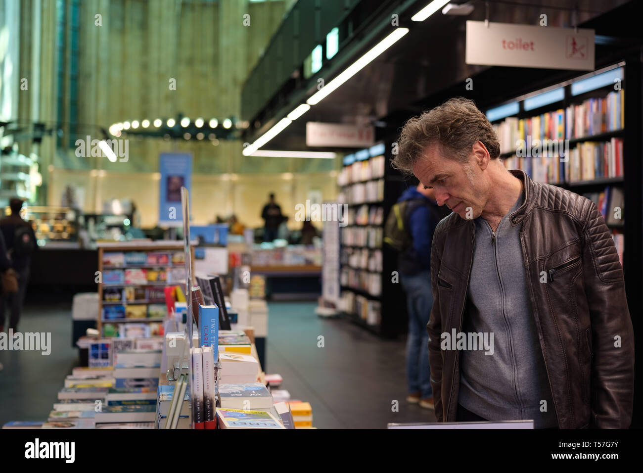 Brüssel, Niederlande. 16 Apr, 2019. Der Besucher wählt Bücher an der Dominikanischen Buchhandlung in Maastricht, Niederlande, 16. April 2019. Die Buchhandlung wurde in die dominikanische Kirche, einer ehemaligen gotischen Kirche mit einer Geschichte von über 800 Jahren gebaut. Es unterhält architektonische Struktur der Kirche und Design und fordert den zeitgenössischen Element moderner Buchhandlung. Bekannt als "Buchhandlung im Himmel', Dominikanische Buchhandlung gemacht lockte viele Besucher aus der ganzen Welt. Credit: Zhang Cheng/Xinhua/Alamy leben Nachrichten Stockfoto