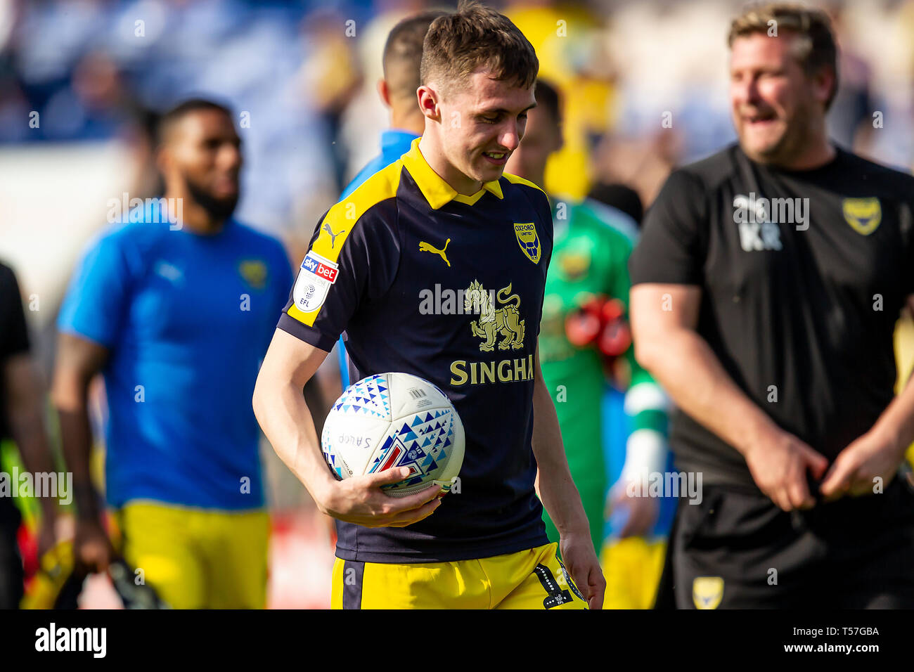 Shrewsbury, Großbritannien. 22 Apr, 2019. Hattrick hero Gavin Whyte von Oxford United Spannzangen die Kugel am Ende des Sky Bet Liga 1 Übereinstimmung zwischen Shrewsbury Town und Oxford United an Greenhous Meadow, Shrewsbury. (Credit: Alan Hayward | MI Nachrichten) nur die redaktionelle Nutzung, eine Lizenz für die gewerbliche Nutzung erforderlich. Keine Verwendung in Wetten, Spiele oder einer einzelnen Verein/Liga/player Publikationen. Foto darf nur für Zeitung und/oder Zeitschrift redaktionelle Zwecke verwendet werden. Credit: MI Nachrichten & Sport/Alamy leben Nachrichten Stockfoto