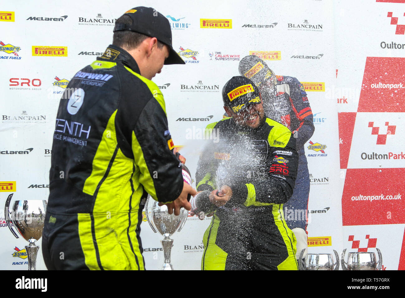 Taporley, Cheshire, UK. 22 Apr, 2019. Barwell Motorsport Fahrer Jonny Cocker & Sam De Haan feiern Sieg auf dem Podium während der britischen GT-Meisterschaft Oulton Park in Oulton Park, Tarporley, England am 22. April 2019. Foto von Jurek Biegus. Nur die redaktionelle Nutzung, eine Lizenz für die gewerbliche Nutzung erforderlich. Keine Verwendung in Wetten, Spiele oder einer einzelnen Verein/Liga/player Publikationen. Credit: UK Sport Pics Ltd/Alamy leben Nachrichten Stockfoto