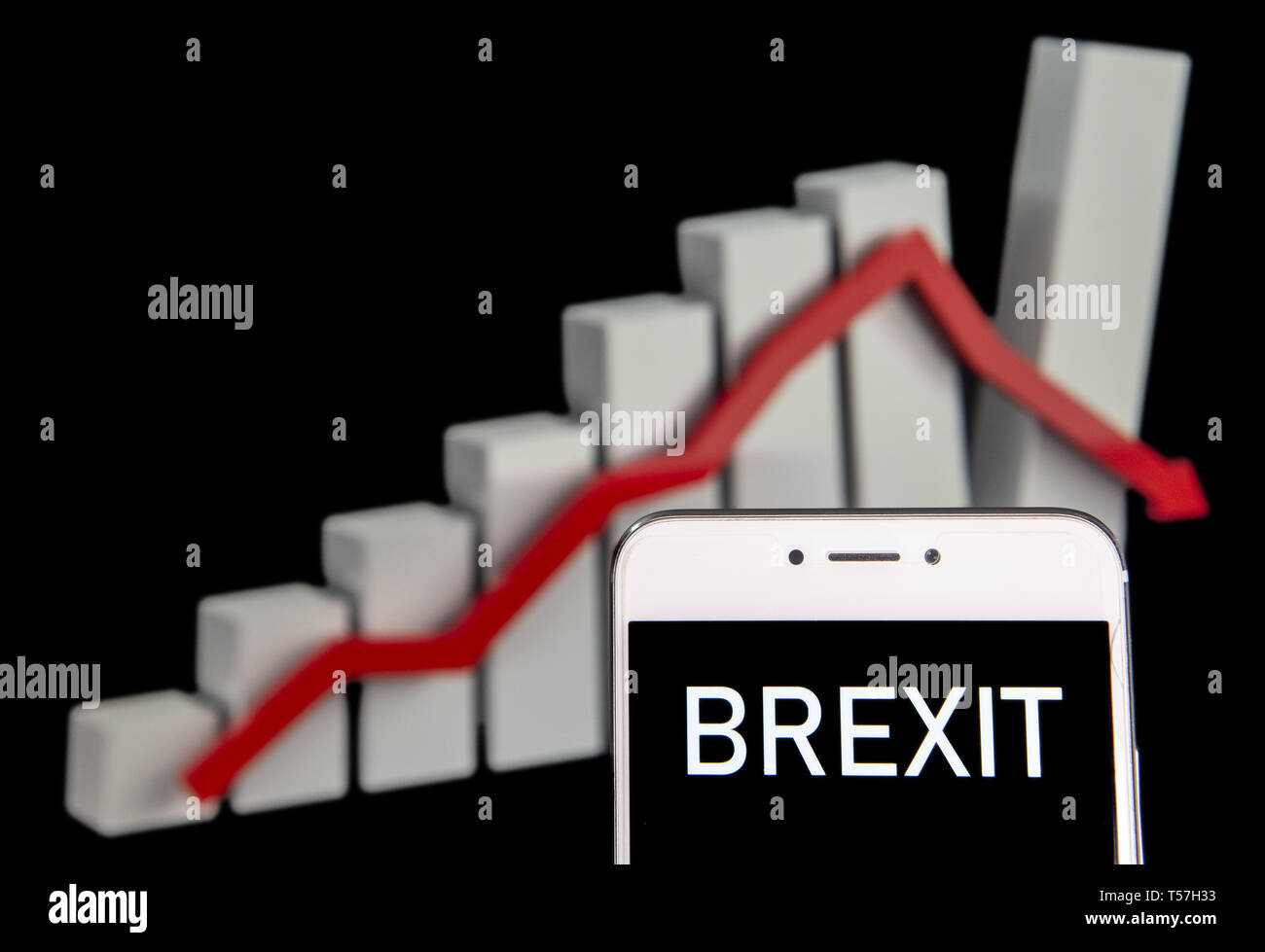 Hong Kong. 20 Apr, 2019. In diesem Foto Illustration eines Großbritannien planen, der Europäischen Union, bekannt als Brexit zu beenden, Nachricht auf einem Android mobile Gerät mit einer Grafik mit starken Verlusten im Hintergrund zu sehen ist. Credit: Budrul Chukrut/SOPA Images/ZUMA Draht/Alamy leben Nachrichten Stockfoto