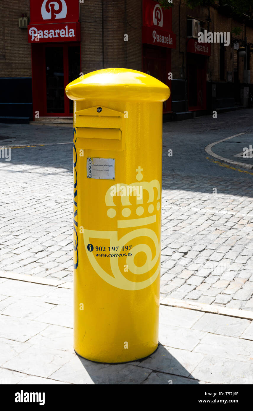 Eine spanische Letterbox auf einer Straße in Sevilla Stockfoto