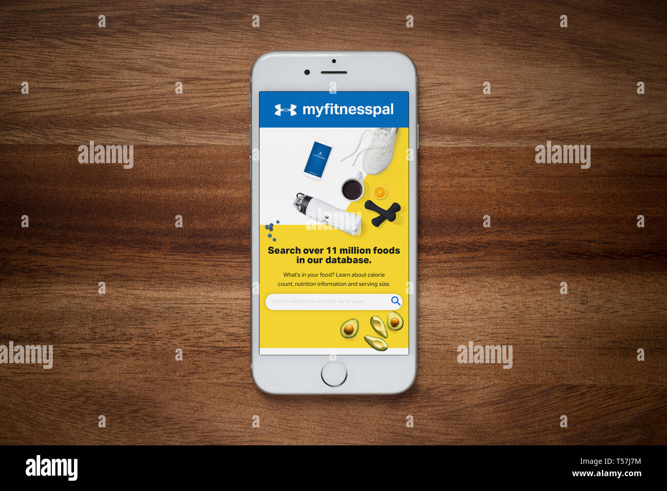 Ein iPhone mit der myfitnesspal Website beruht auf einem einfachen Holztisch (nur redaktionelle Nutzung). Stockfoto