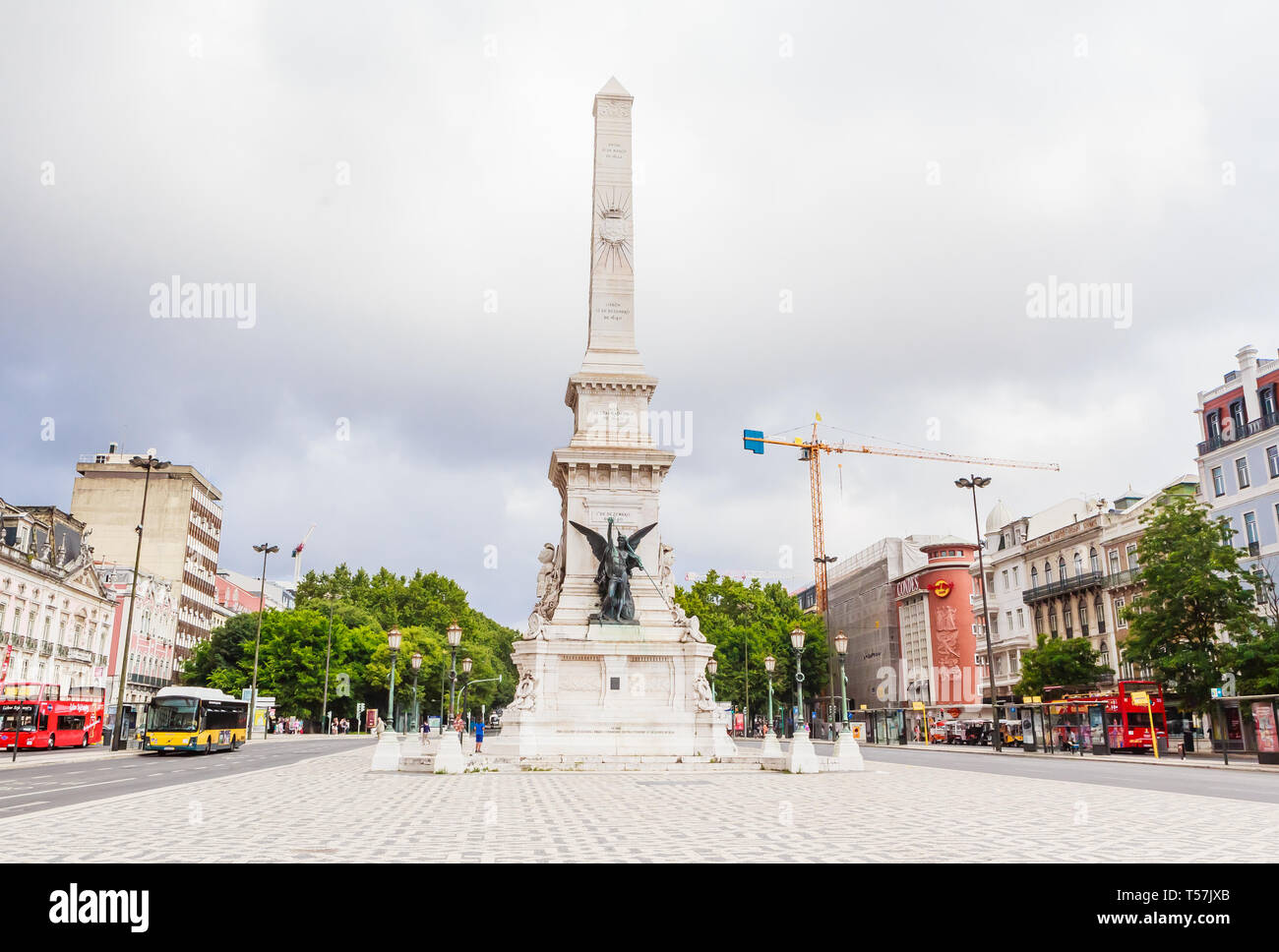 Restauradores Platz und Restauratoren Denkmal (Wiedererlangung der Unabhängigkeit von Spanien), Avenida da Liberdade, Lissabon, Portugal Stockfoto