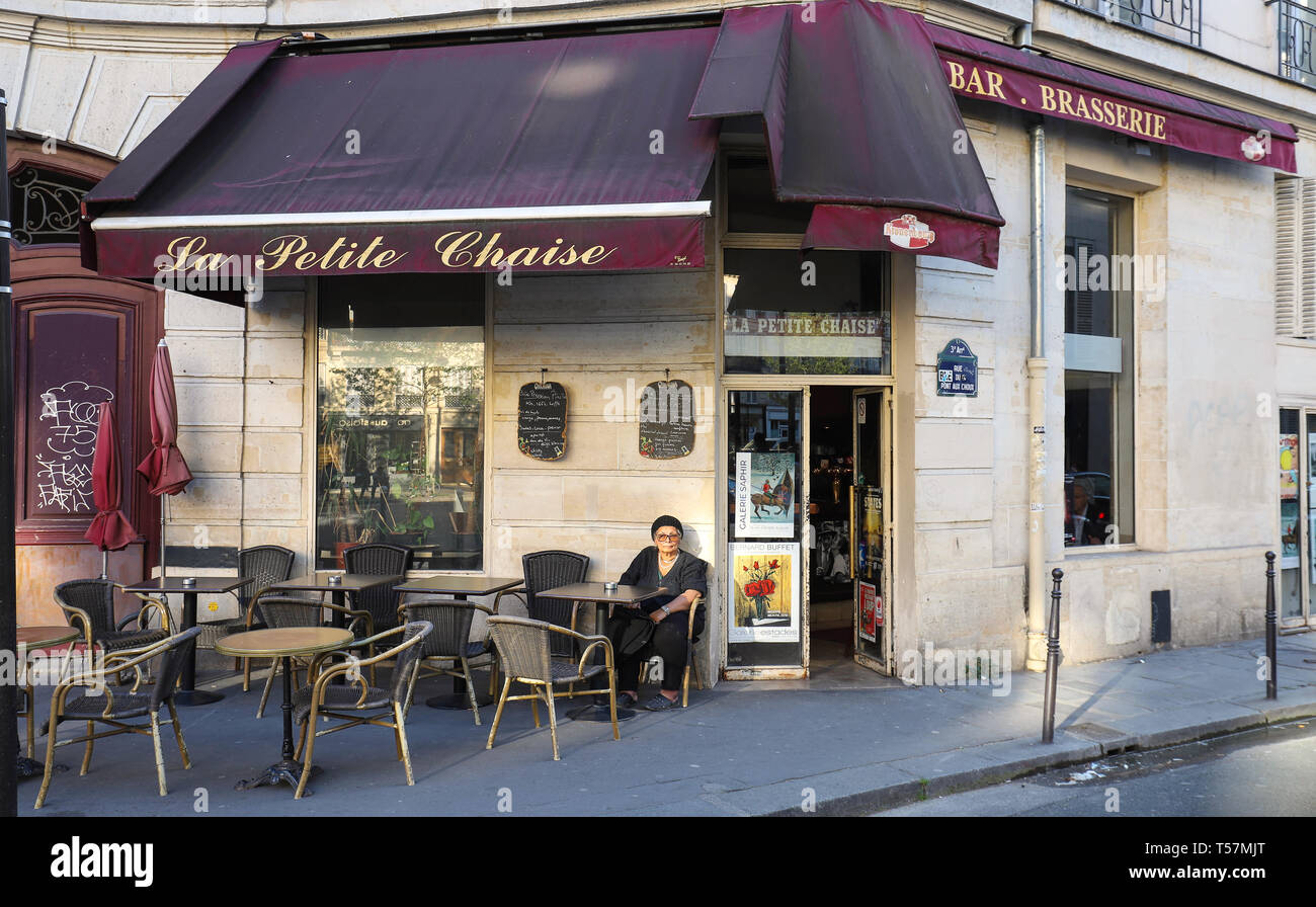 Die traditionelle französische Café La Petite Chaise auf Beaumarchais Boulevard, Paris, Frankreich. Stockfoto