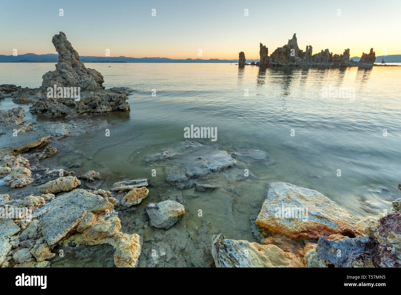 Die surreale Landschaft des Mono Lake, Mono County, Kalifornien. Wo Kalkstein Tuffstein Türme wurden erstellt von Vergangenheit sinkende Wasserstände, die haben jetzt werden Stockfoto