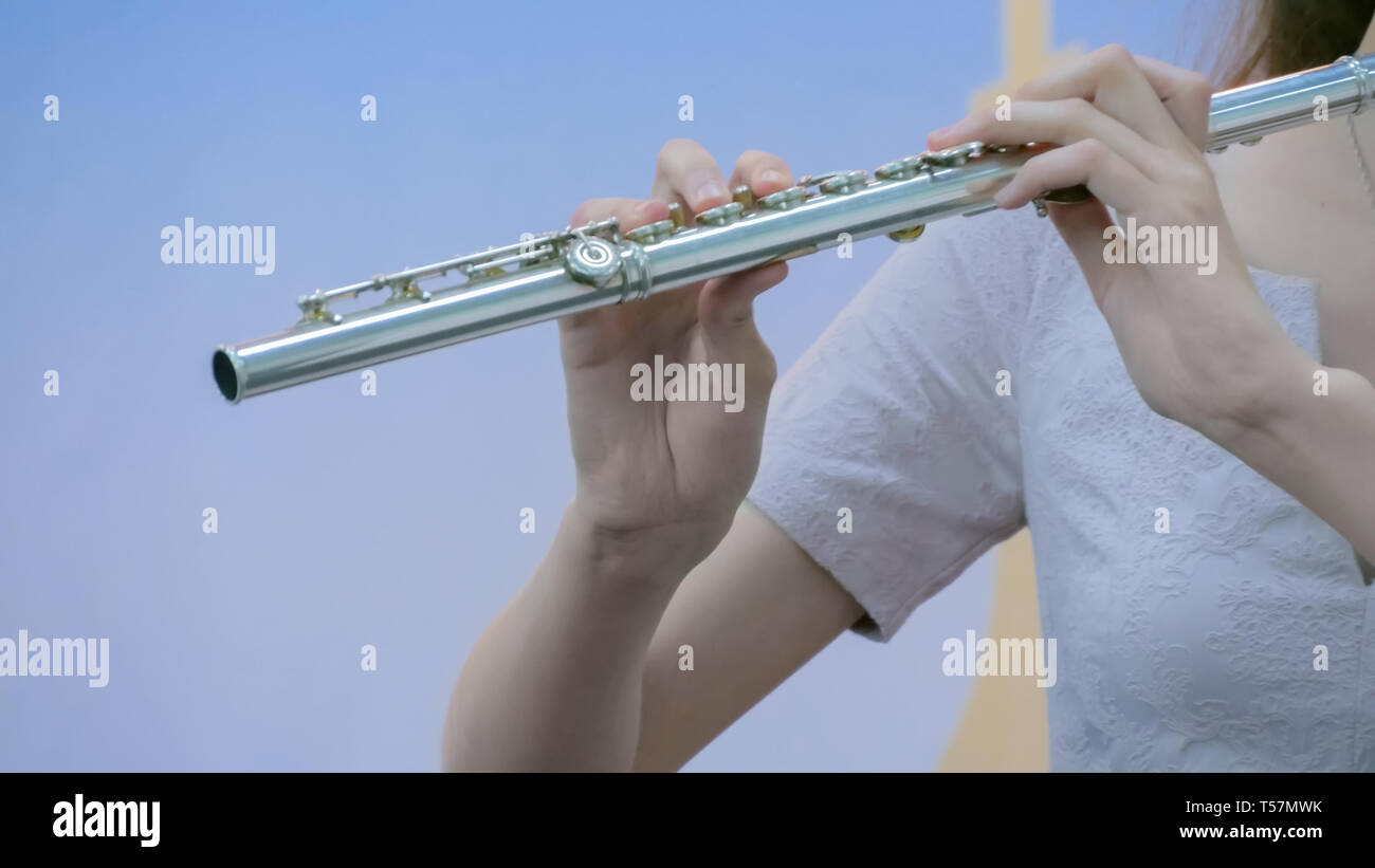 Sinfoniekonzert - unkenntlich Frau spielt Flöte - aus nächster Nähe erschossen. Musik und Kultur Konzept Stockfoto