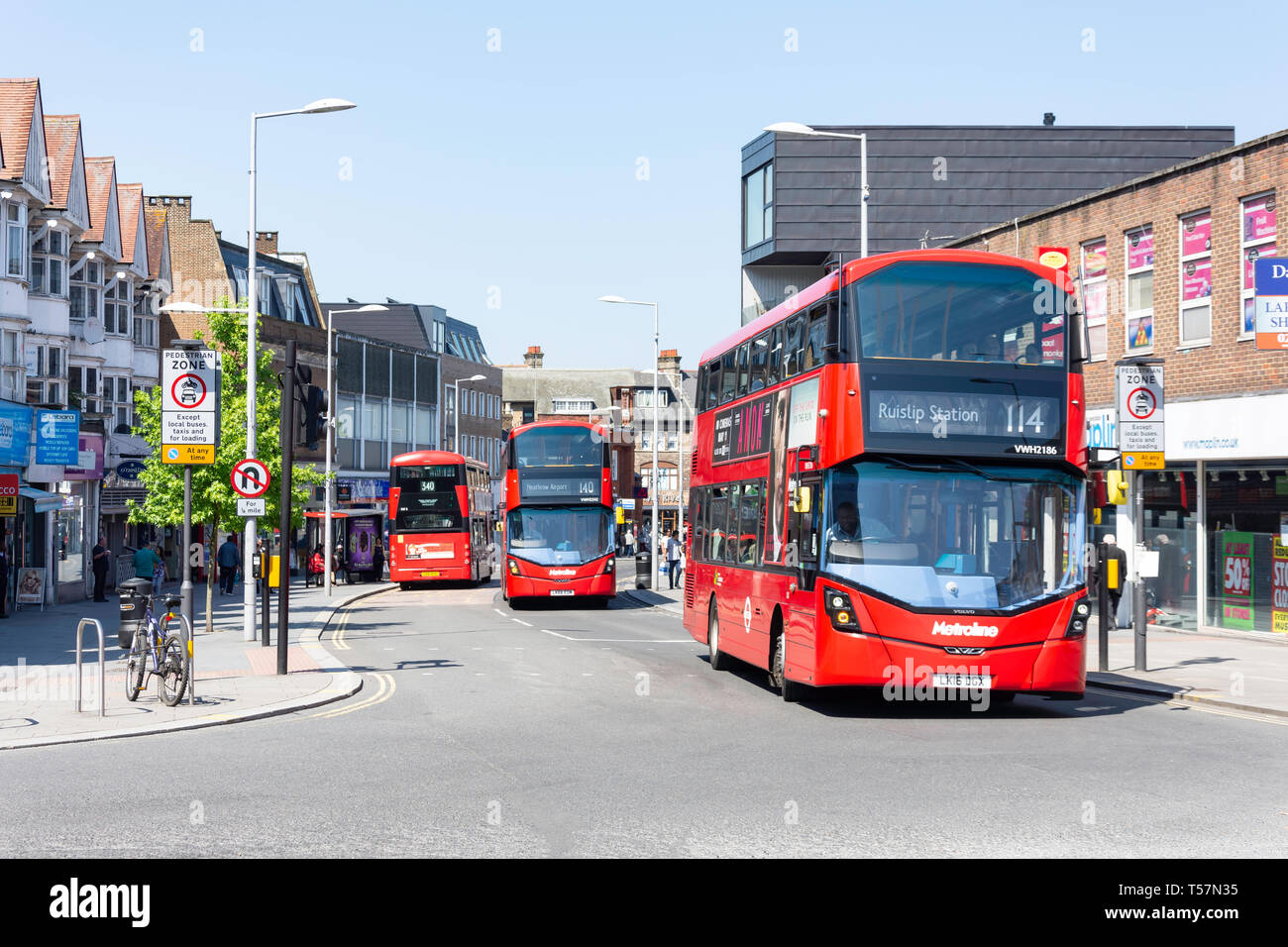 Rote Doppeldeckerbusse auf Harrow High Street, Harrow, London Borough von Harrow, Greater London, England, Vereinigtes Königreich Stockfoto