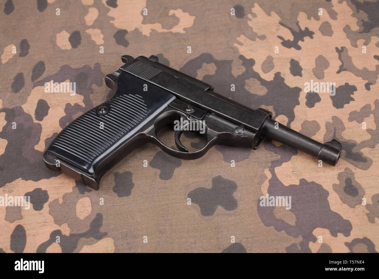 WWII ära Nazi-deutschen Armee 9 mm halbautomatische Pistole auf getarnte einheitlichen Hintergrund Stockfoto